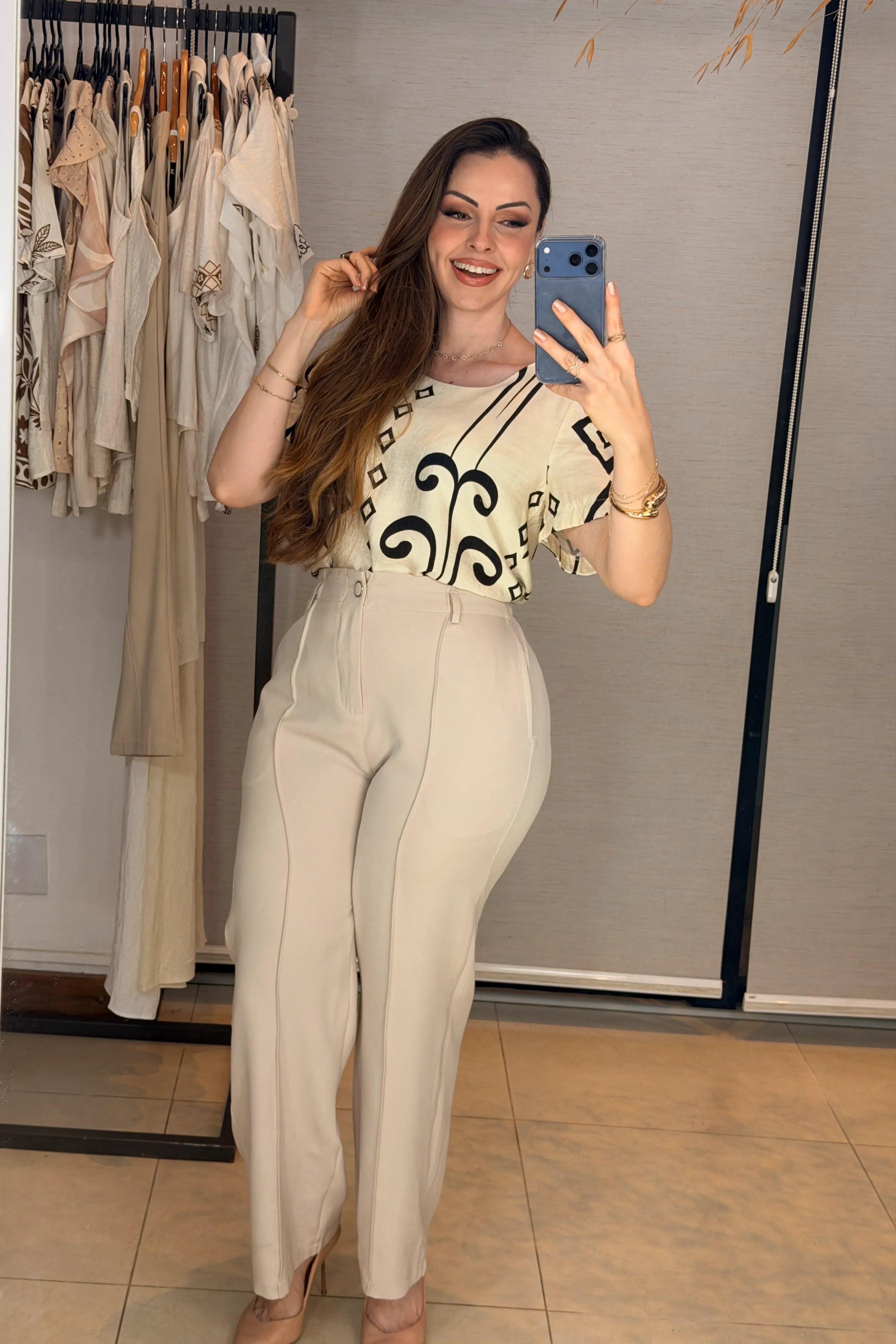 Conjunto: Blusa Manga Curta Detalhe Botão Vânia Estampada Preta + Calça Pantalona Alfaiataria Botão Encapado Margareth Creme