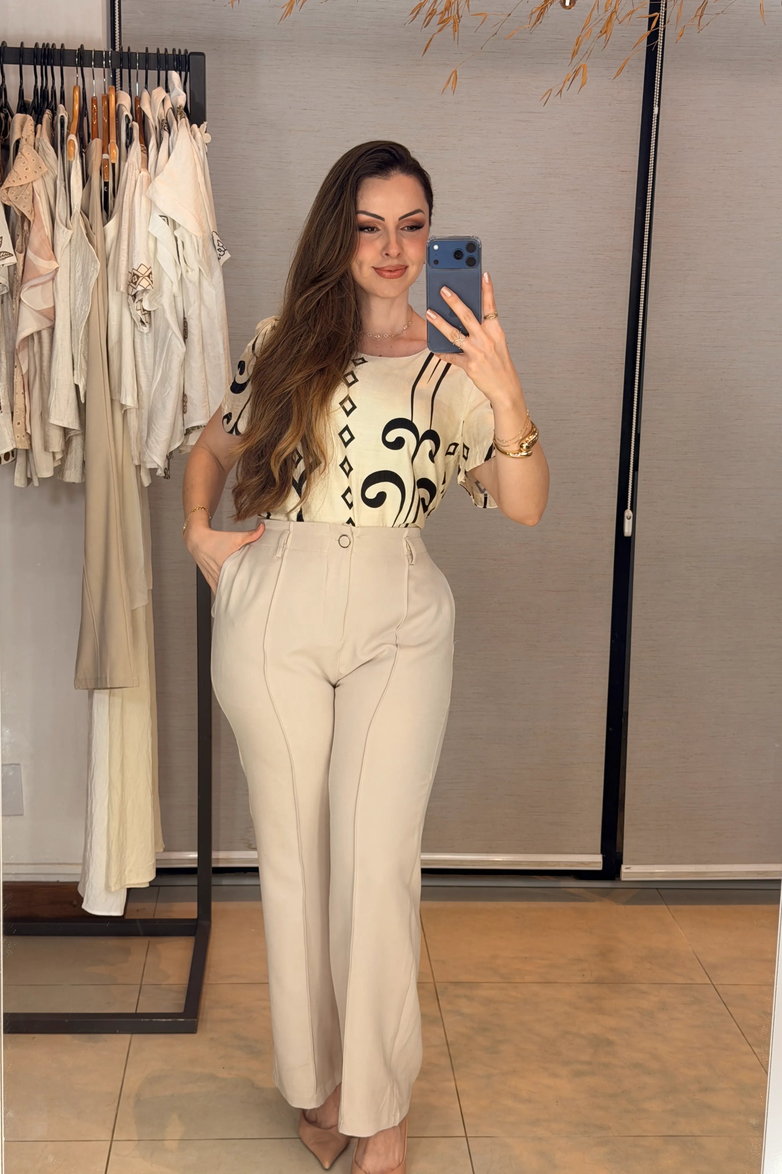 Conjunto: Blusa Manga Curta Detalhe Botão Vânia Estampada Preta + Calça Pantalona Alfaiataria Botão Encapado Margareth Creme