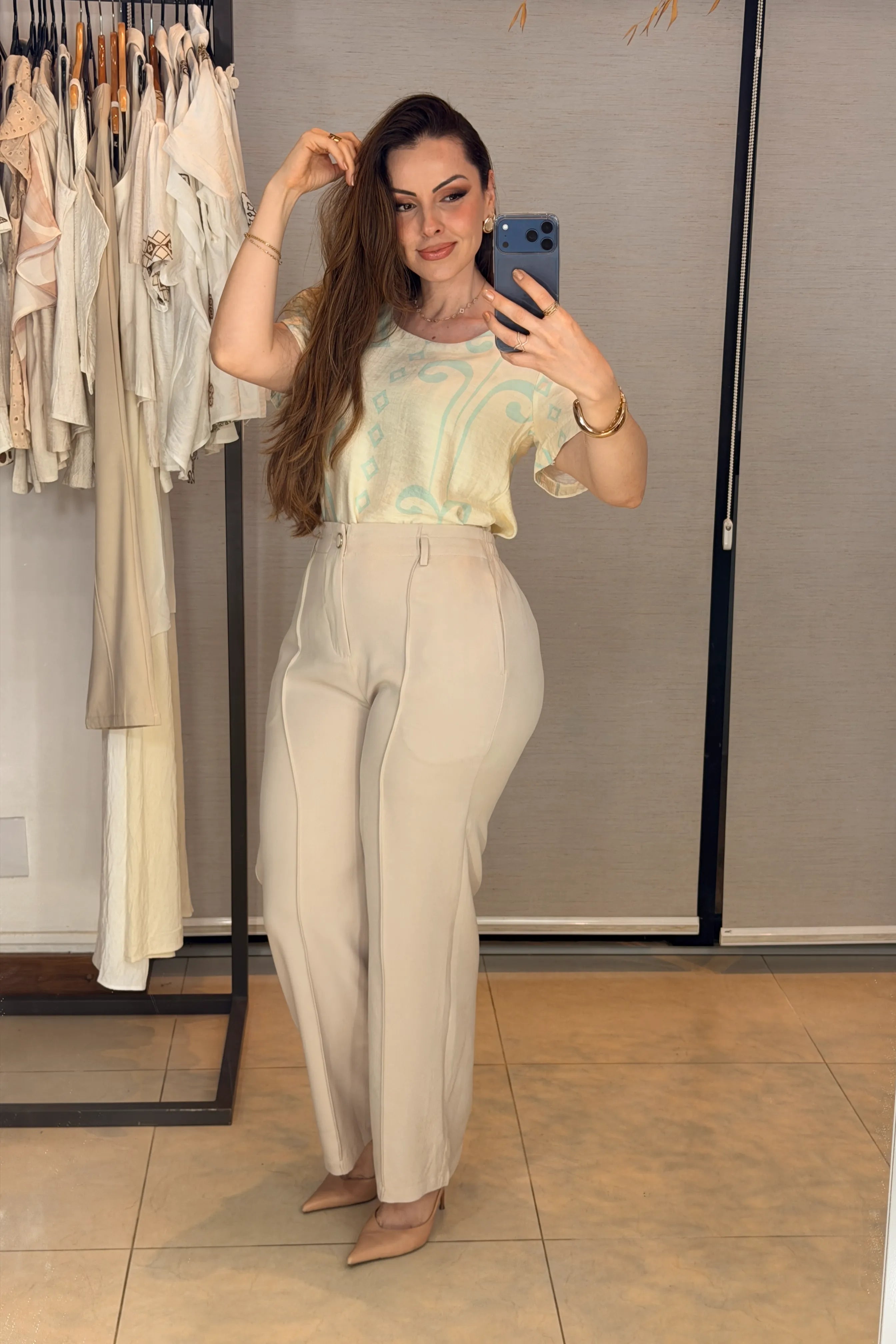 Conjunto: Blusa Manga Curta Detalhe Botão Vânia Estampada Azul Claro + Calça Pantalona Alfaiataria Botão Encapado Margareth Creme