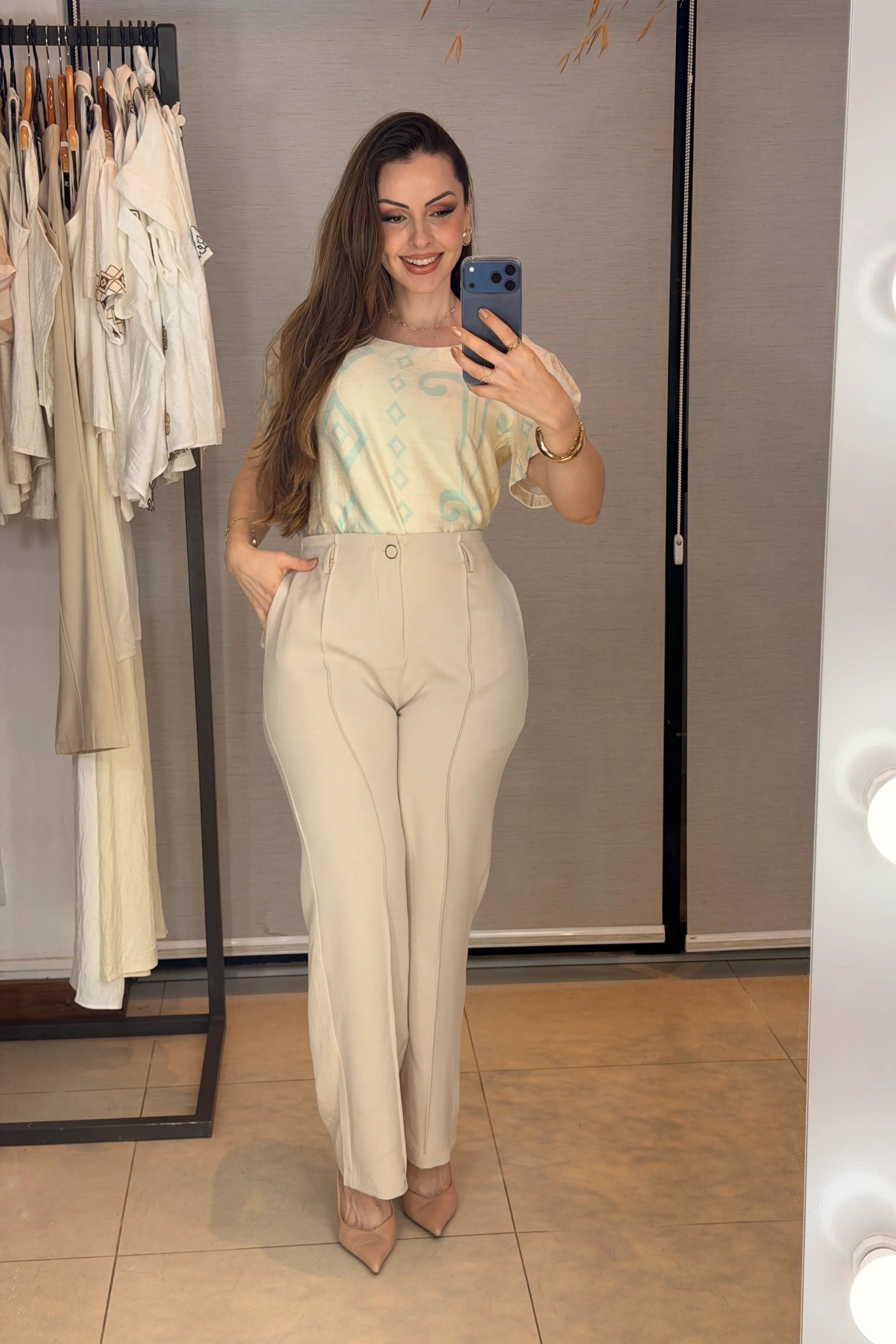 Conjunto: Blusa Manga Curta Detalhe Botão Vânia Estampada Azul Claro + Calça Pantalona Alfaiataria Botão Encapado Margareth Creme