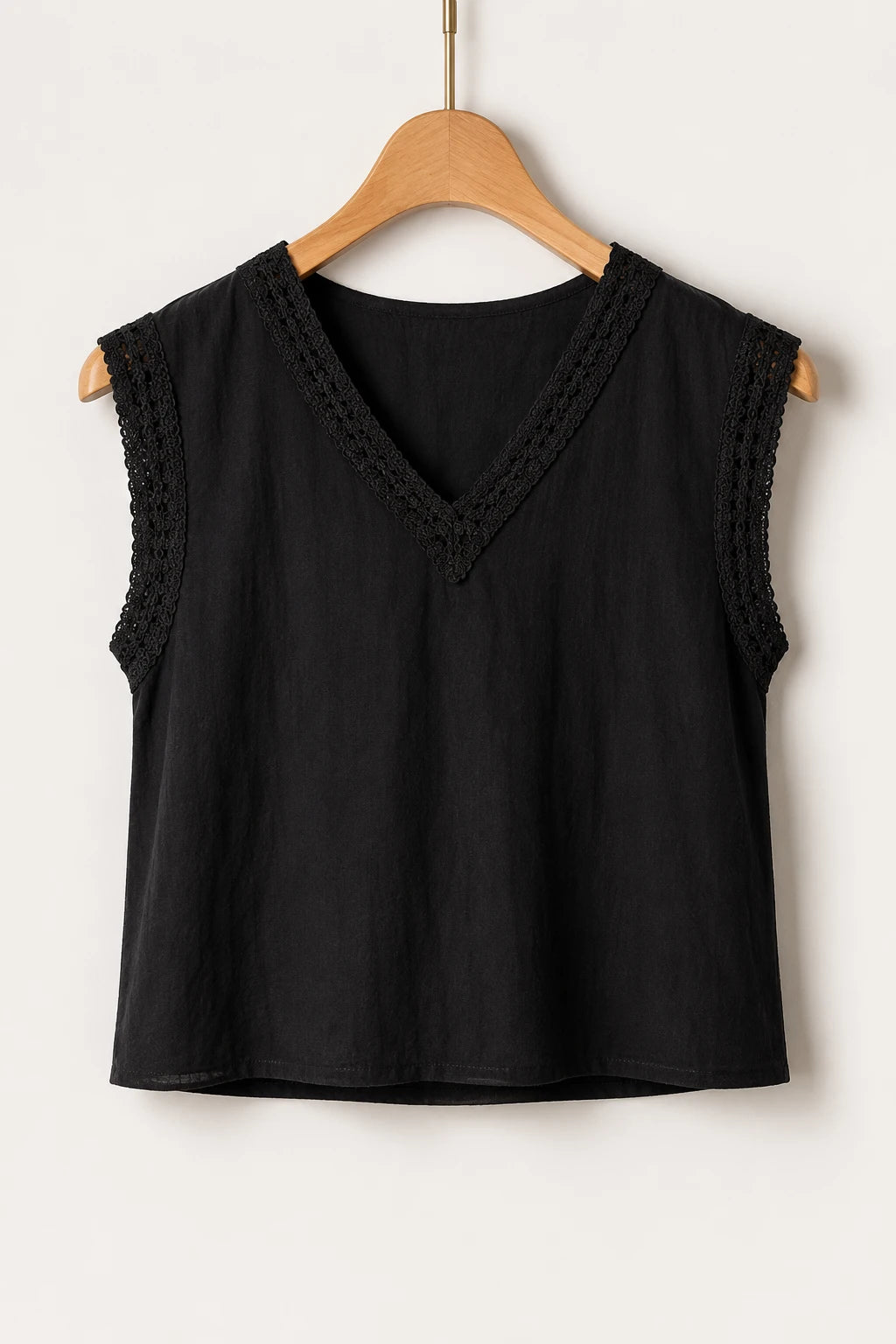 Blusa Regata Respirável com Decote Bordado Larissa Preta