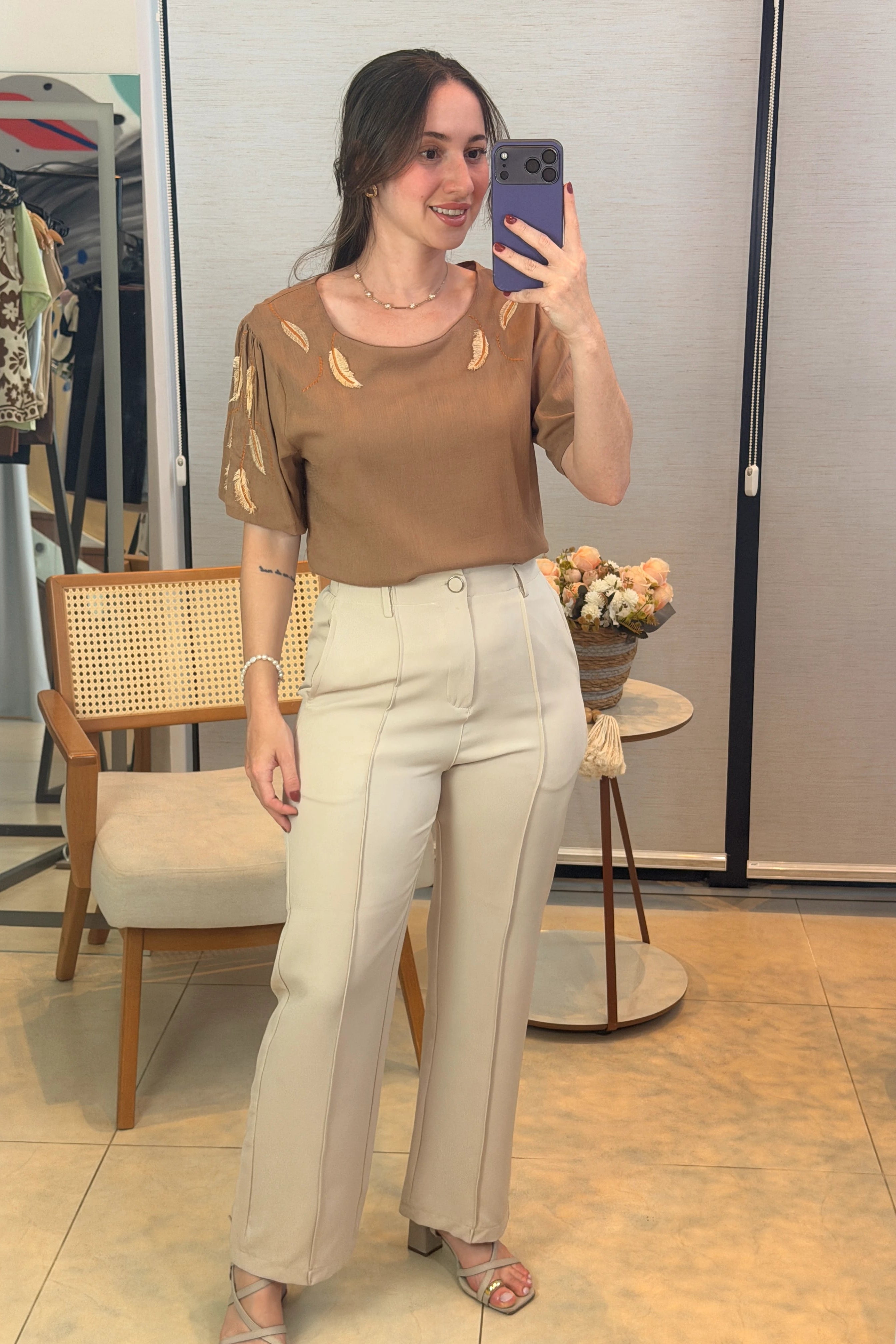 Conjunto: Blusa Manga Curta Visco Linen Detalhes em Bordado Amélia Marrom + Calça Pantalona Alfaiataria Botão Encapado Margareth Creme