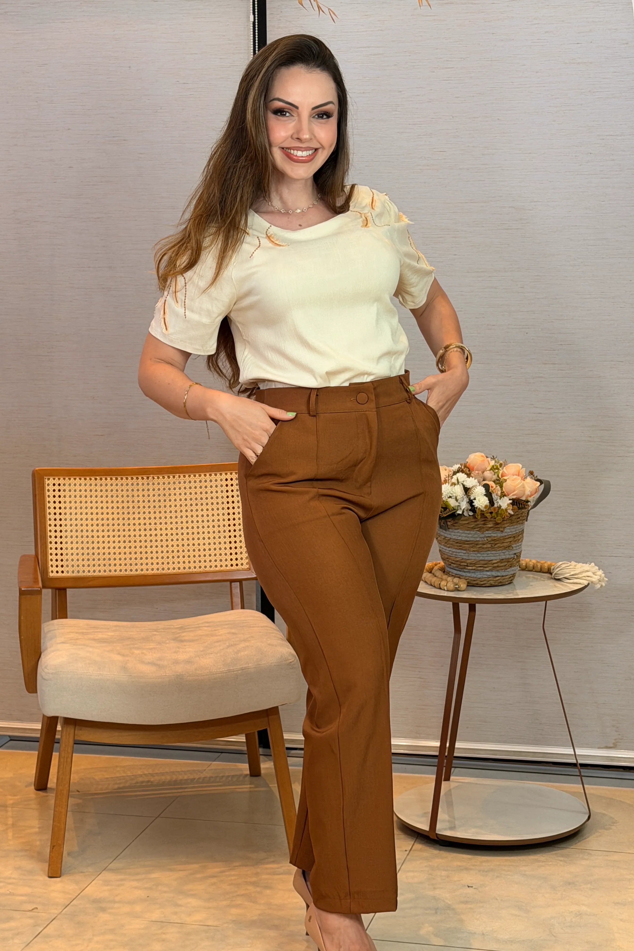 Conjunto: Blusa Manga Curta Visco Linen Detalhes em Bordado Amélia Creme + Calça em Alfaiataria Corte Reto com Friso e Botão Encapado Silvia Marrom Caramelo
