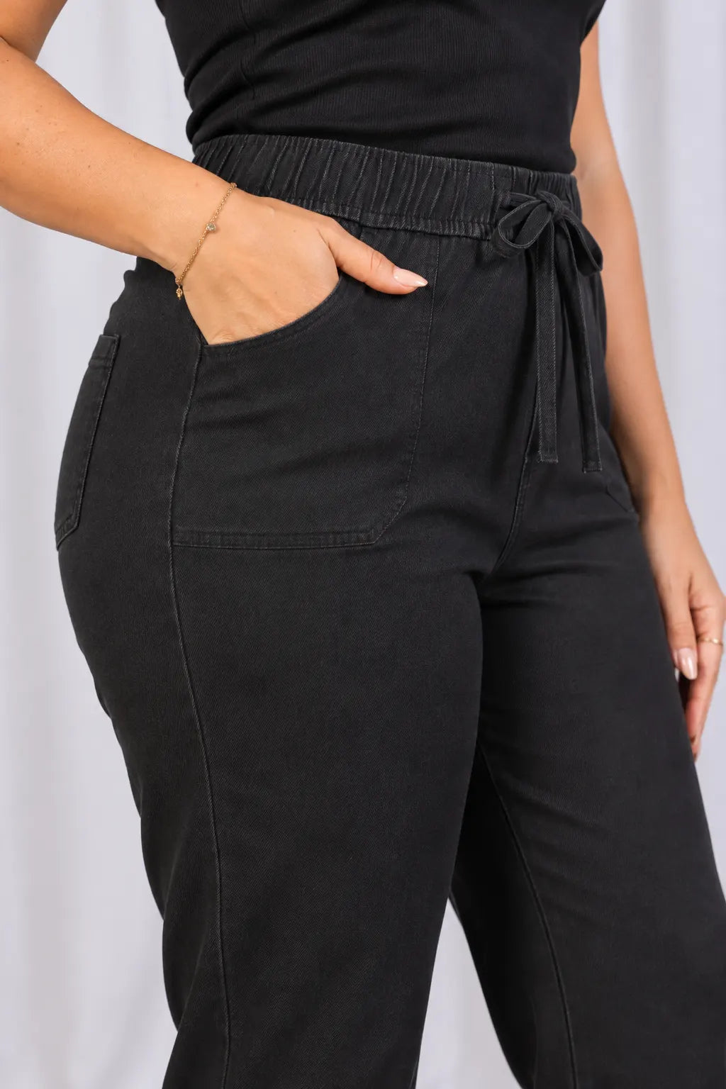 Calça Corte Reto em Chambray com Cós de Amarração Anita Preta