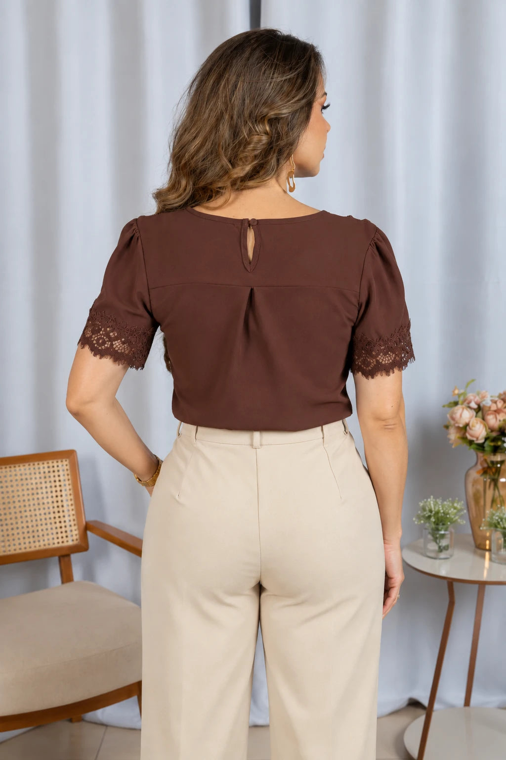 Blusa Manga Curta Detalhe Manga Em Renda Bárbara Marrom