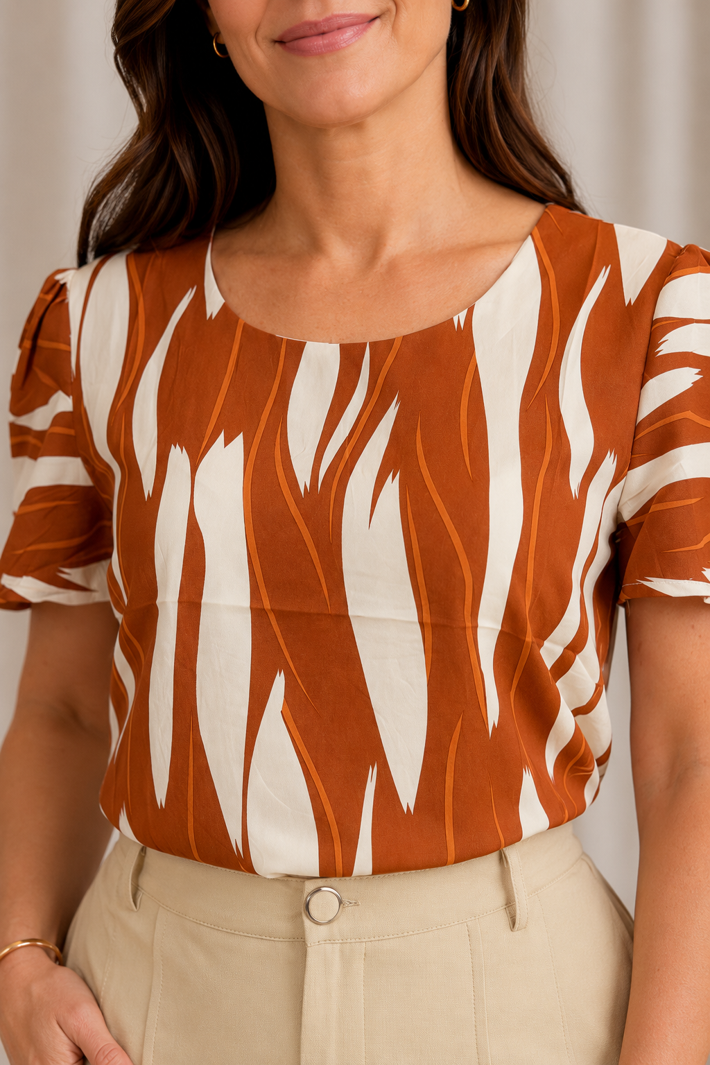 Blusa Crepe Classic que Não Amassa Ivana Marrom - foto 6