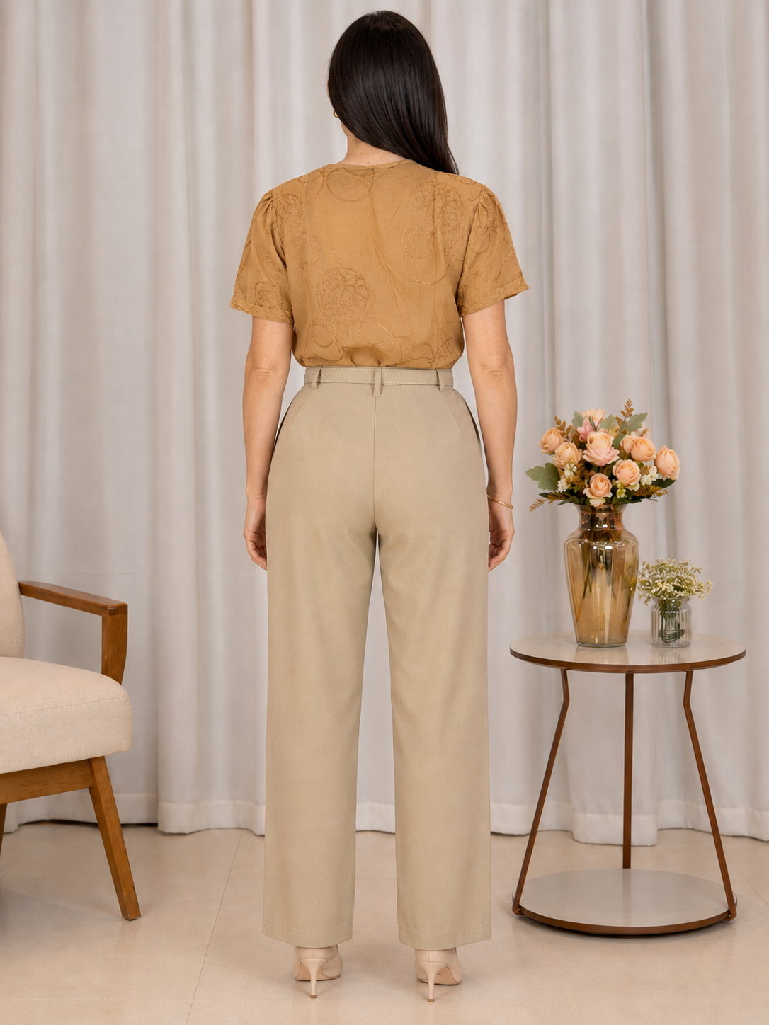 Blusa em Laise com Pregas no Colo Dália Marrom