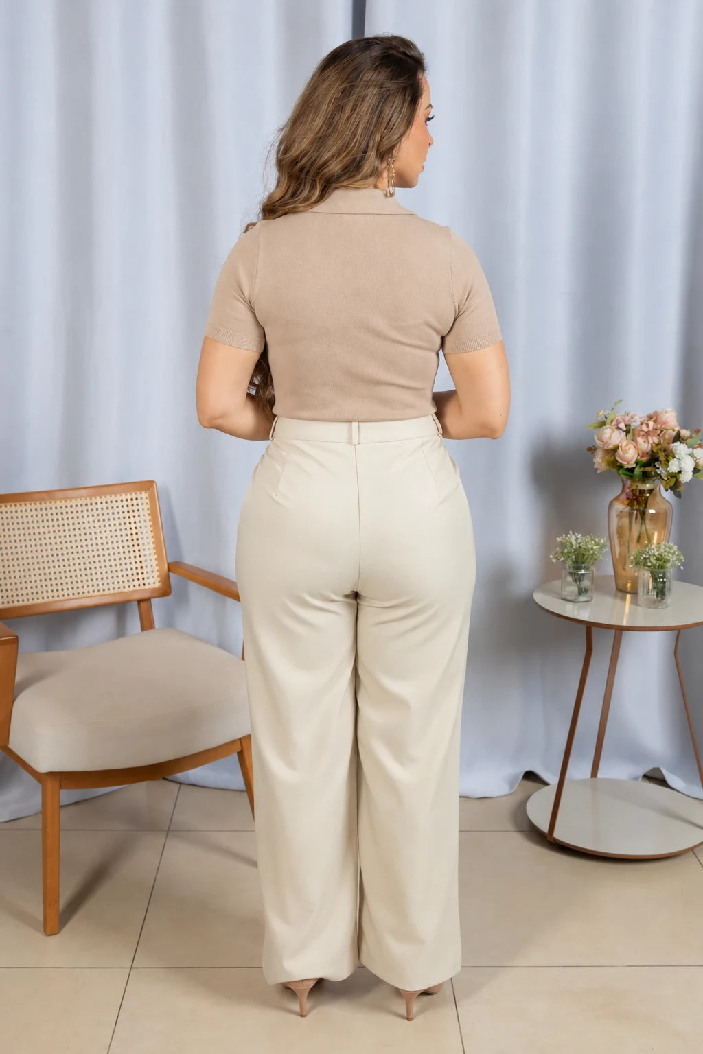Blusa em Modal Gola Camisa com Aplicação de Strass Tamires Bege - foto 5