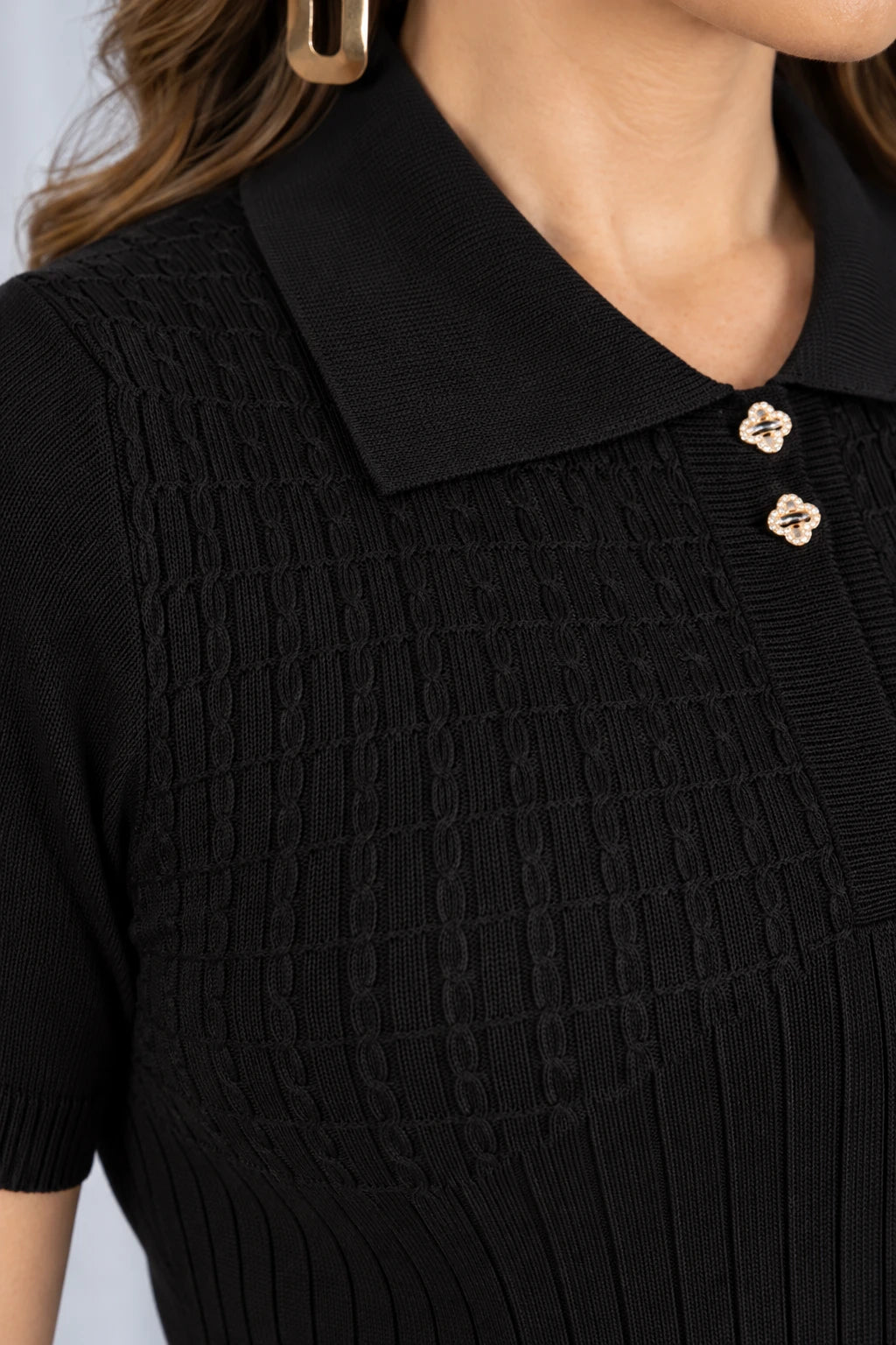 Blusa em Modal Gola Camisa com Aplicação de Strass Tamires Preta - foto 4