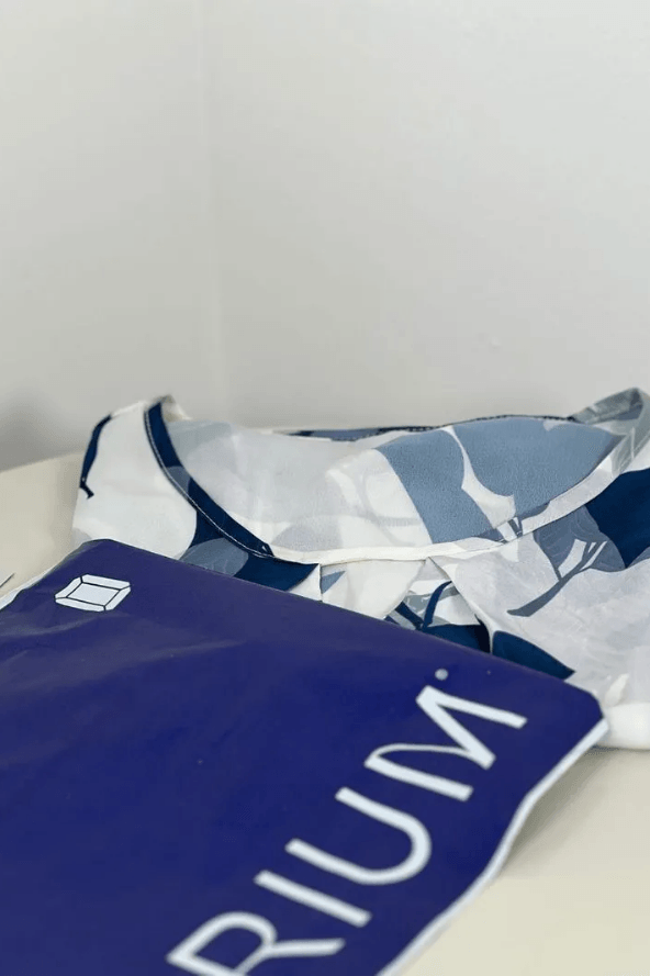 Blusa Manga Curta Abertura Colo Isabela Estampada Folhas Azul - imporium