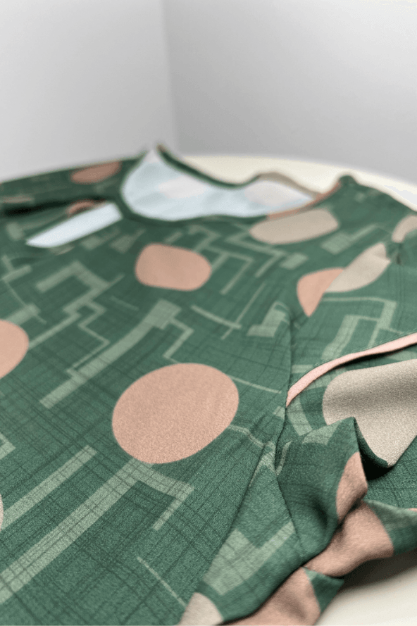 Blusa Manga Curta Abertura Colo Isabela Estampada Verde Poá - imporium