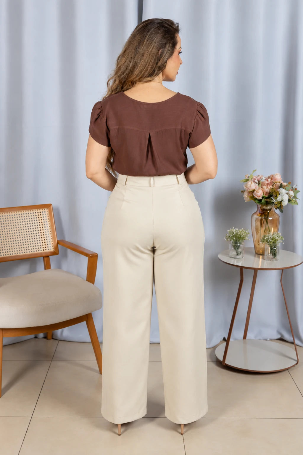 Blusa Manga Curta Transpassada Bordada Milena Marrom - foto 5