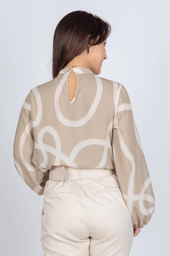 Blusa Manga Longa Pregas Colo Suzana Estampada Bege - imporium