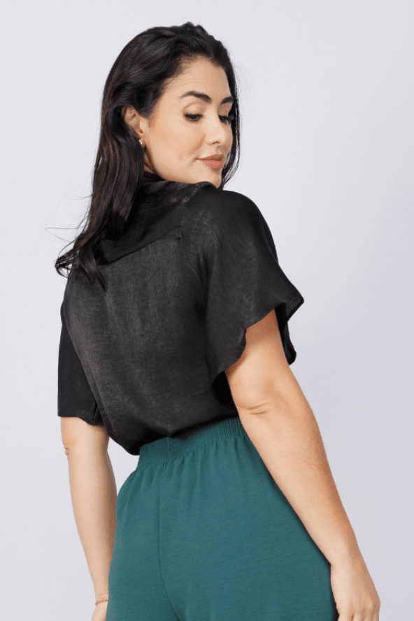 Blusa Pregas Colo Manga Flutuante Erica Preta - imporium