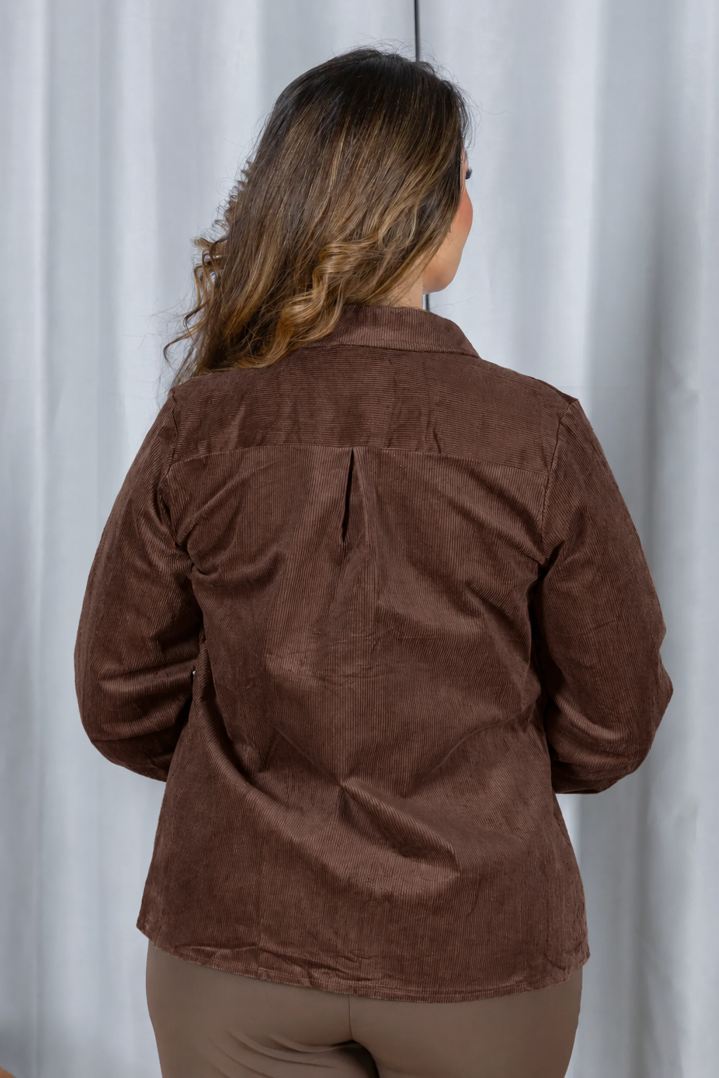 Camisa Cotelê Confortável Rafaela Marrom - costas