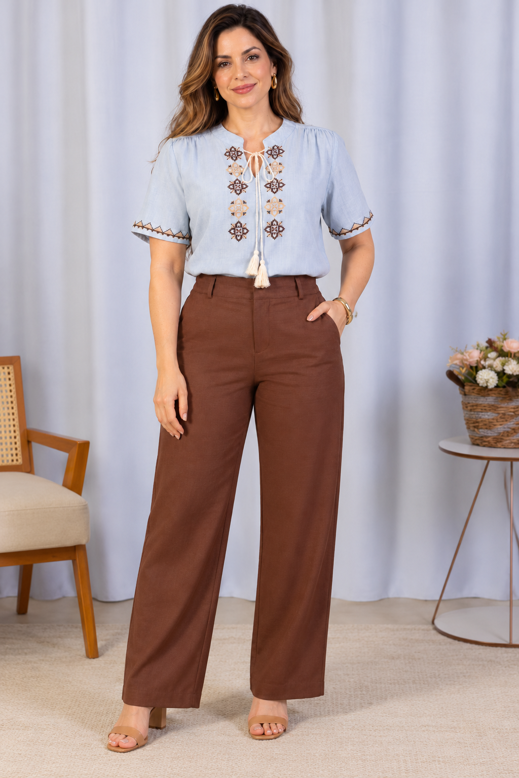 Blusa Manga Curta em Visco Linho com Bordados e Amarração Carina Azul