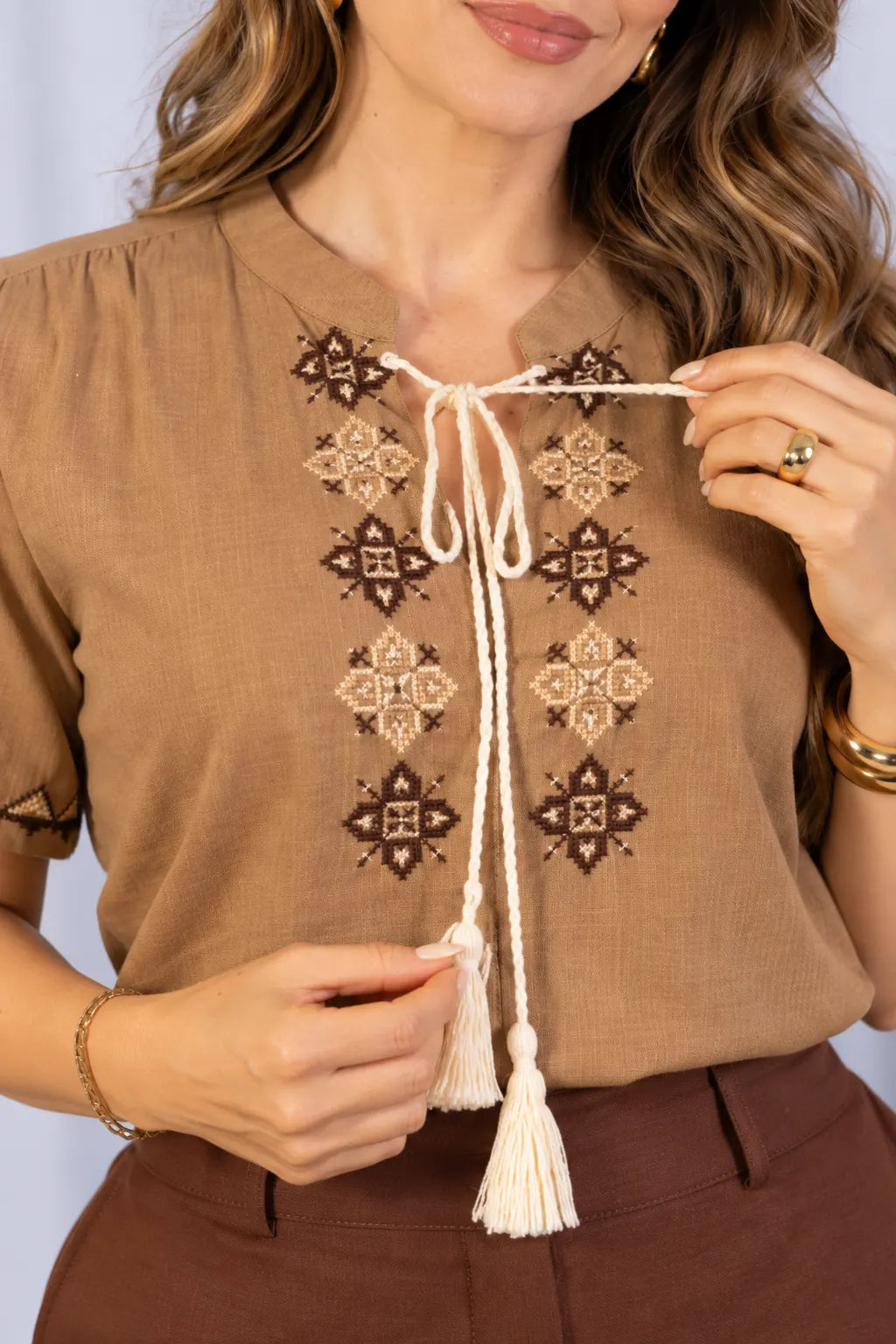 Blusa Manga Curta em Visco Linho com Bordados e Amarração Carina Marrom