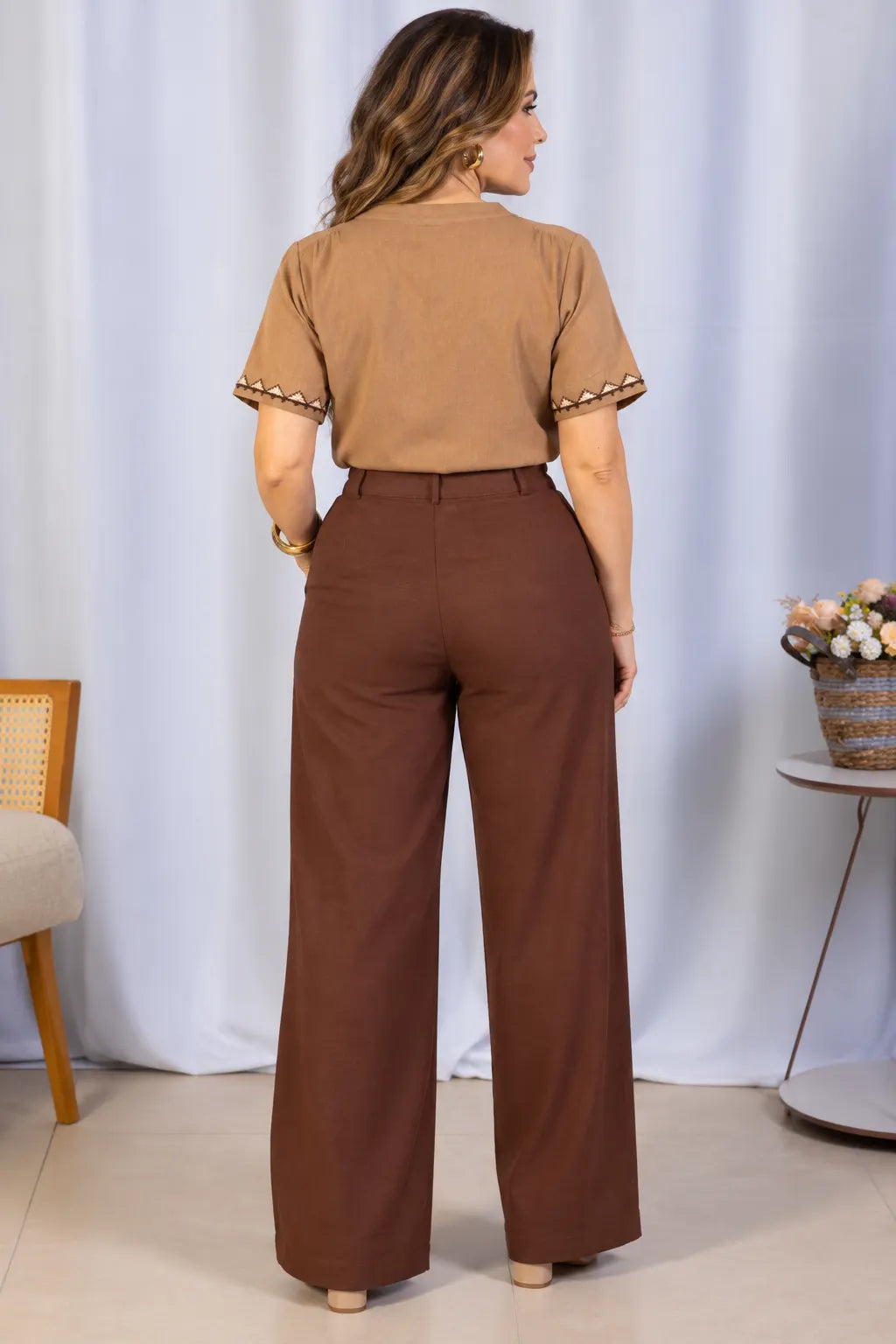 Blusa Manga Curta em Visco Linho com Bordados e Amarração Carina Marrom