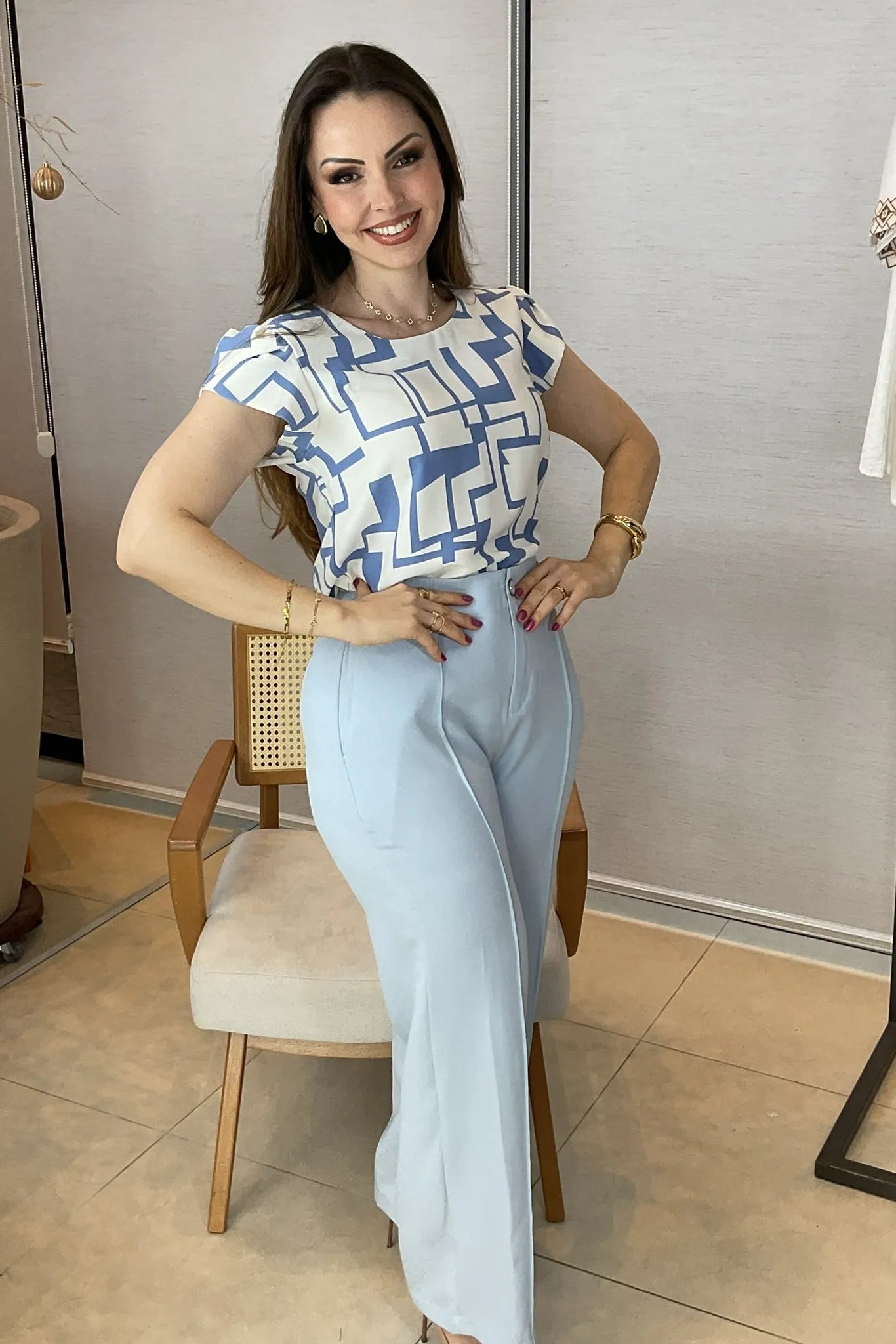 Conjunto: Blusa Manga Curta Transpassada Crepe Classic Carmen Estampada Geométrica Azul + Calça Pantalona Alfaiataria Botão Encapado Margareth Azul