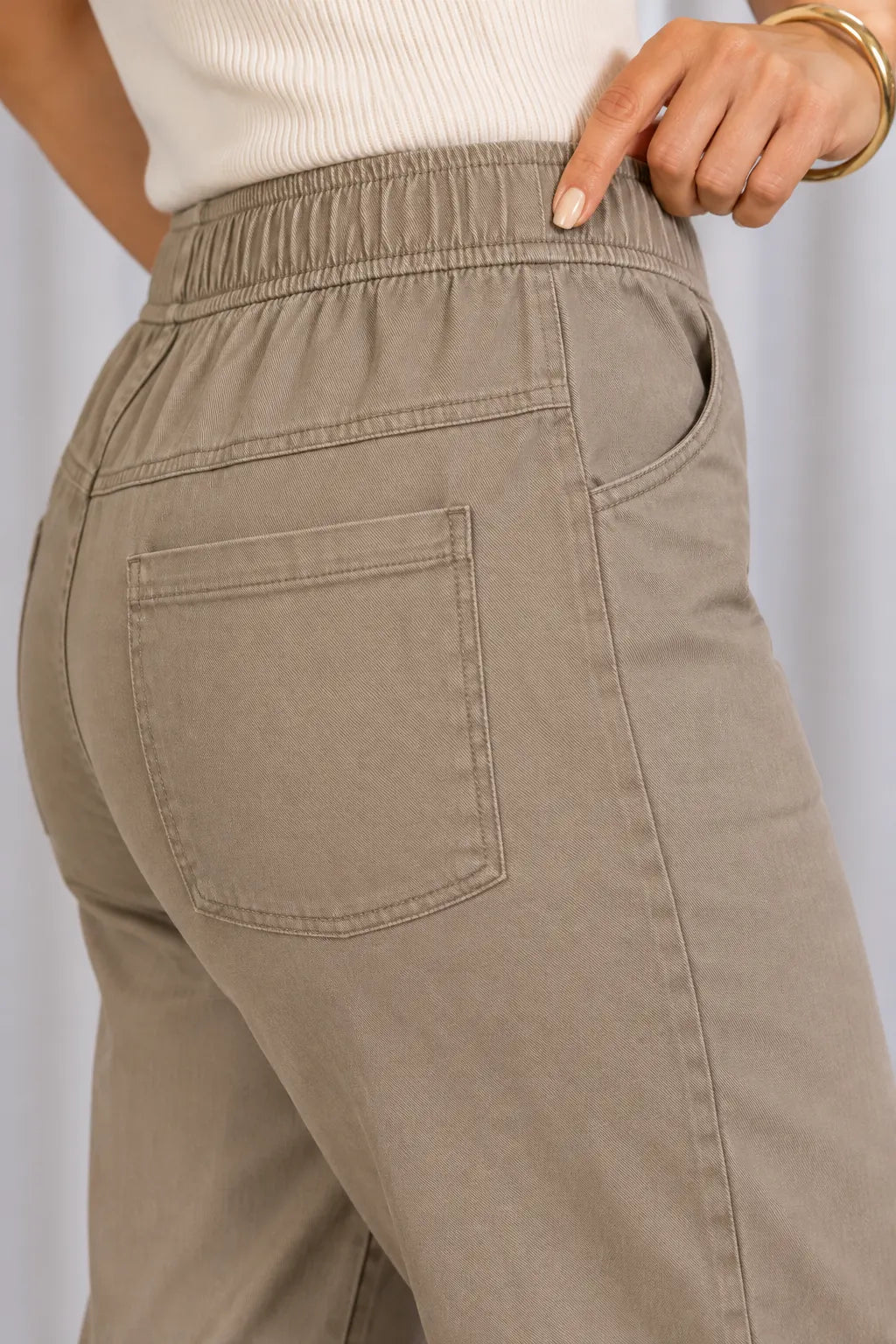 Calça Corte Reto em Chambray com Detalhe de Botões Célia Caqui