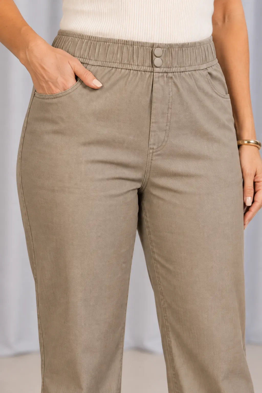 Calça Corte Reto em Chambray com Detalhe de Botões Célia Caqui