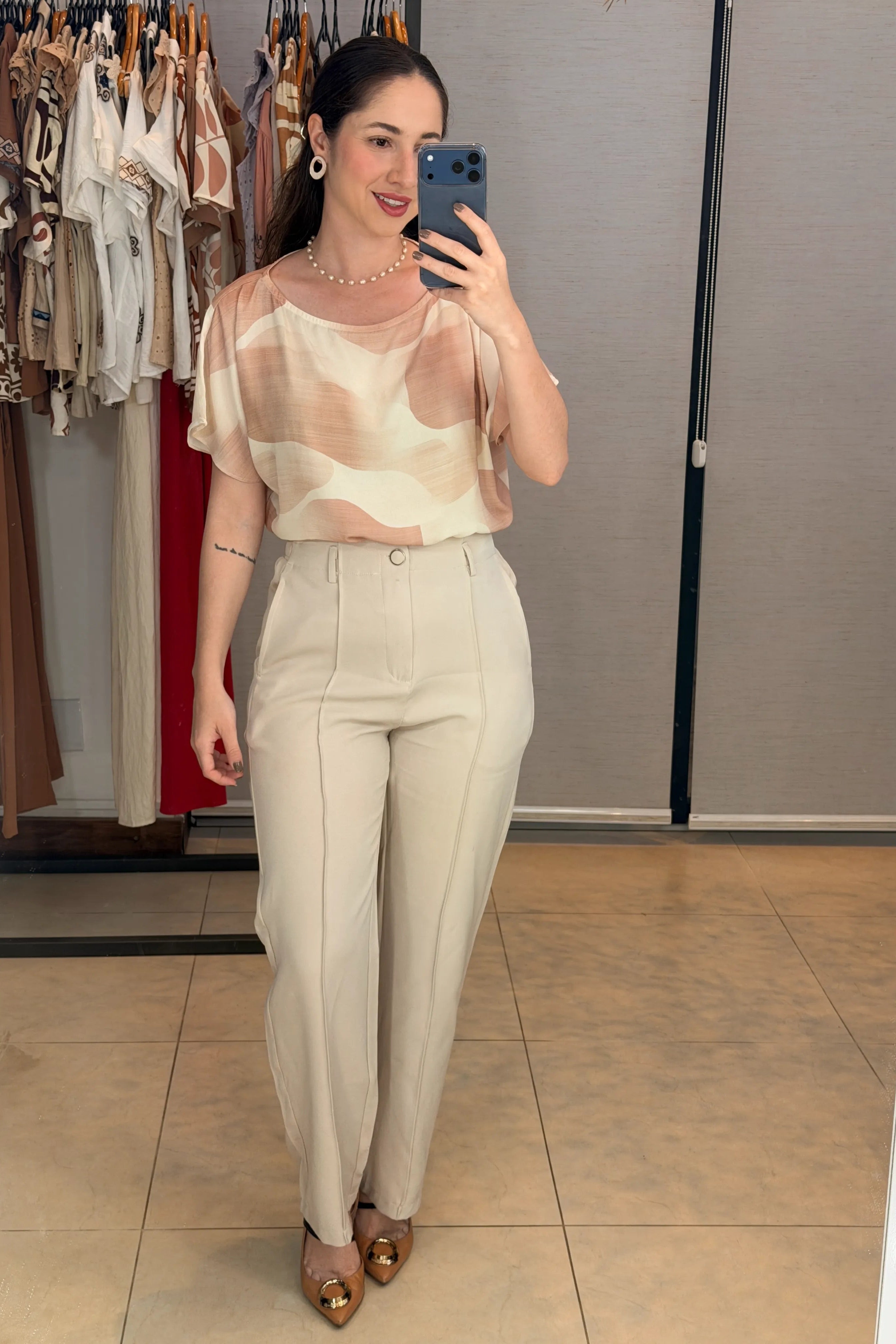 Conjunto: Blusa Manga Ampla Decote em "U" Crepe Cinthia Bege + Calça Pantalona Alfaiataria Botão Encapado Margareth Creme