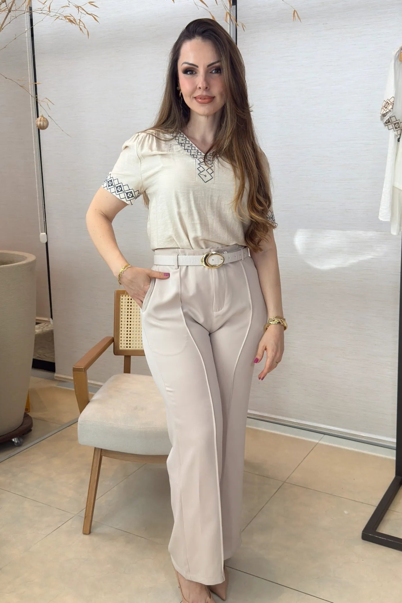 Conjunto: Blusa Manga Curta Detalhe Decote "V" Bordada Visco Brise Clarice Bege + Calça Pantalona Alfaiataria Botão Encapado Margareth Creme