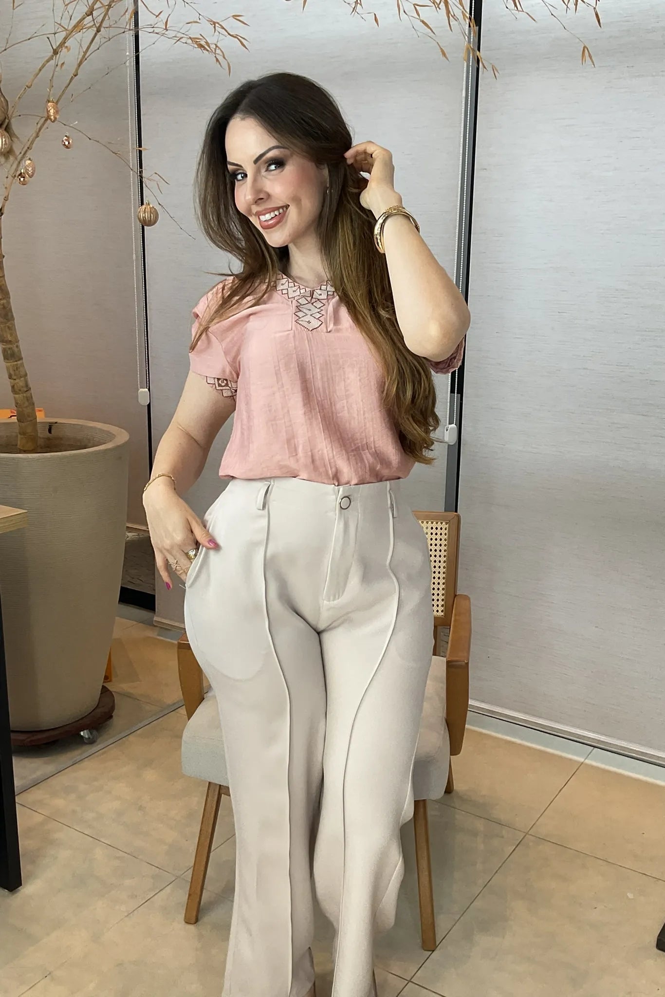 Conjunto: Blusa Manga Curta Detalhe Decote "V" Bordada Visco Brise Clarice Rosa + Calça Pantalona Alfaiataria Botão Encapado Margareth Creme