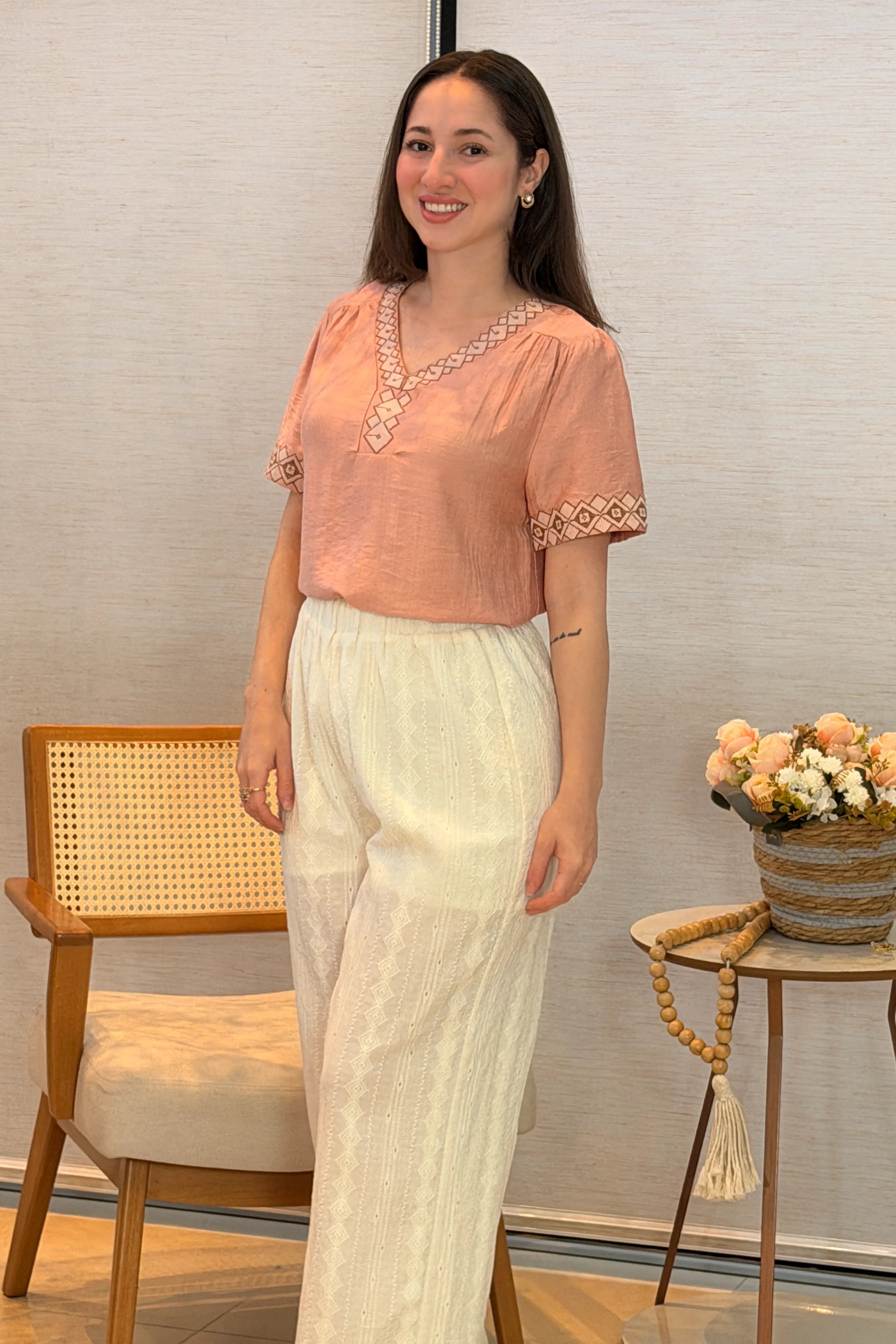 Conjunto: Blusa Manga Curta Detalhe Decote "V" Bordada Visco Brise Clarice Rosa + Calça Pantalona Bordado e Cós com Elástico Crepe Soft Carla Branco