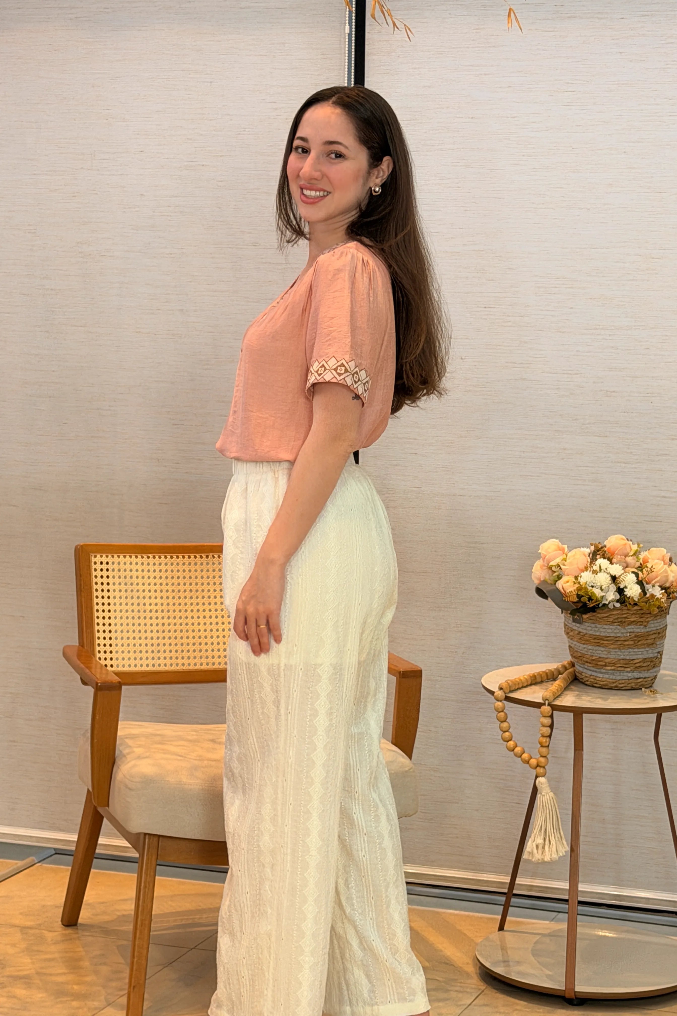 Conjunto: Blusa Manga Curta Detalhe Decote "V" Bordada Visco Brise Clarice Rosa + Calça Pantalona Bordado e Cós com Elástico Crepe Soft Carla Branco