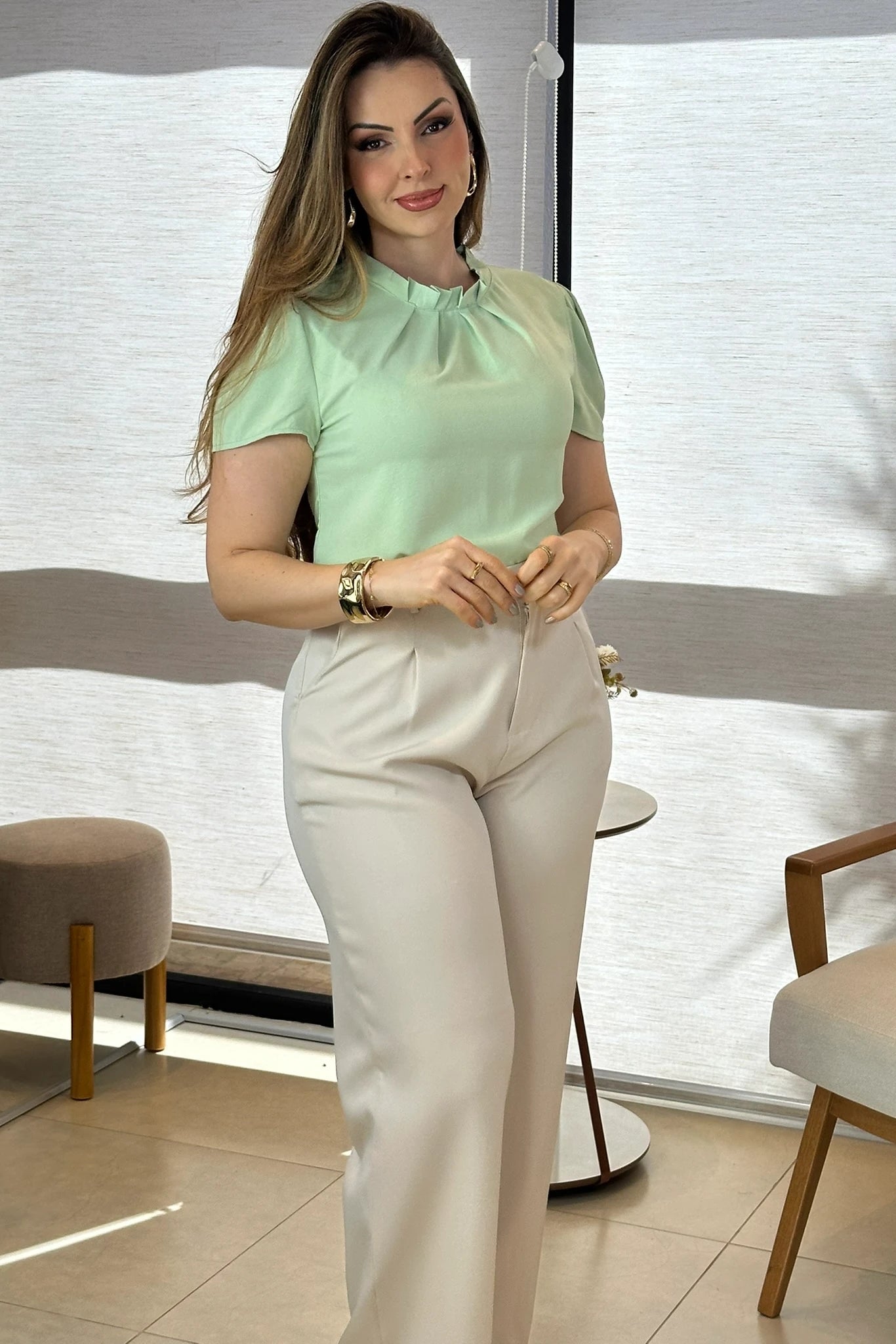 Conjunto: Blusa Manga Curta em Crepe Classic com Meia Gola e Pregas Dalila Verde + Calça Corte Reto em Alfaiataria com Botão Encapado e Bolso Assimétrico Yara Creme