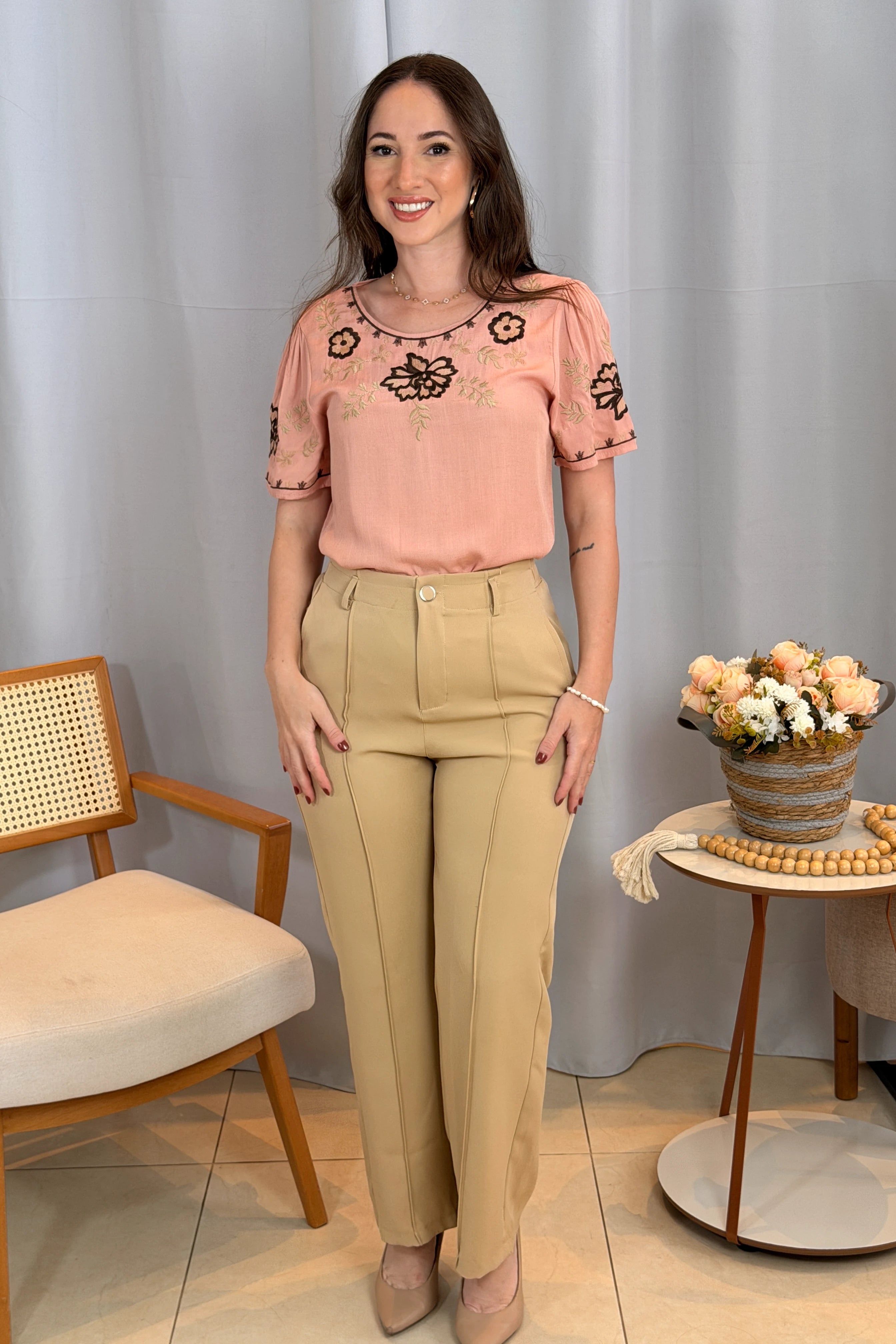 Conjunto: Blusa Manga Curta Vico-Linho Detalhes Bordados em Flores Darcy Rosa + Calça Pantalona Alfaiataria Botão Encapado Margareth Bege