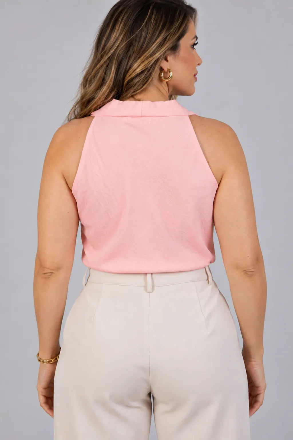 Blusa Regata com Gola Drapeada e Broche Dourado Carlota Rosa