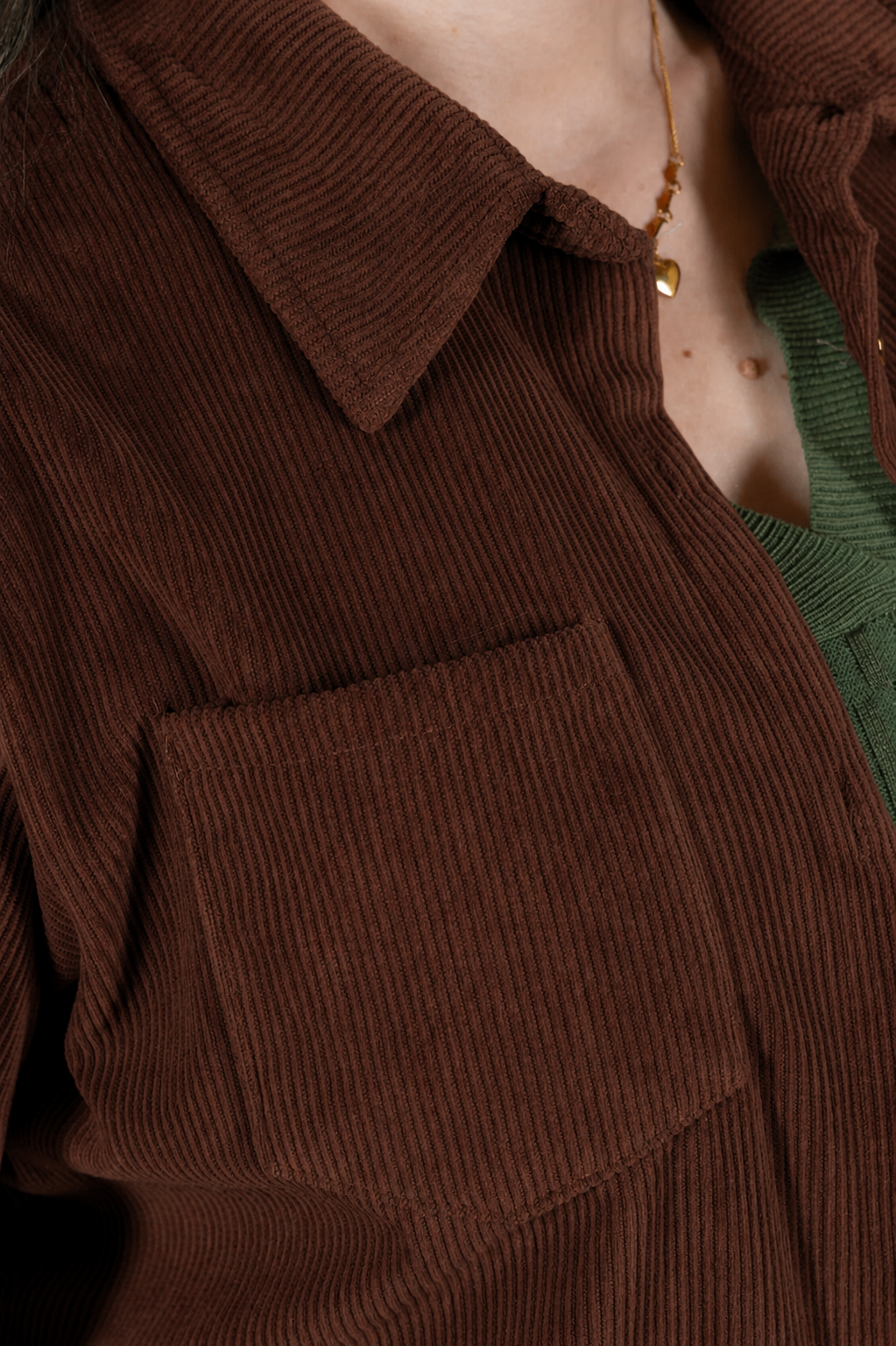 Camisa Cotelê com Bolsos Zoey Marrom