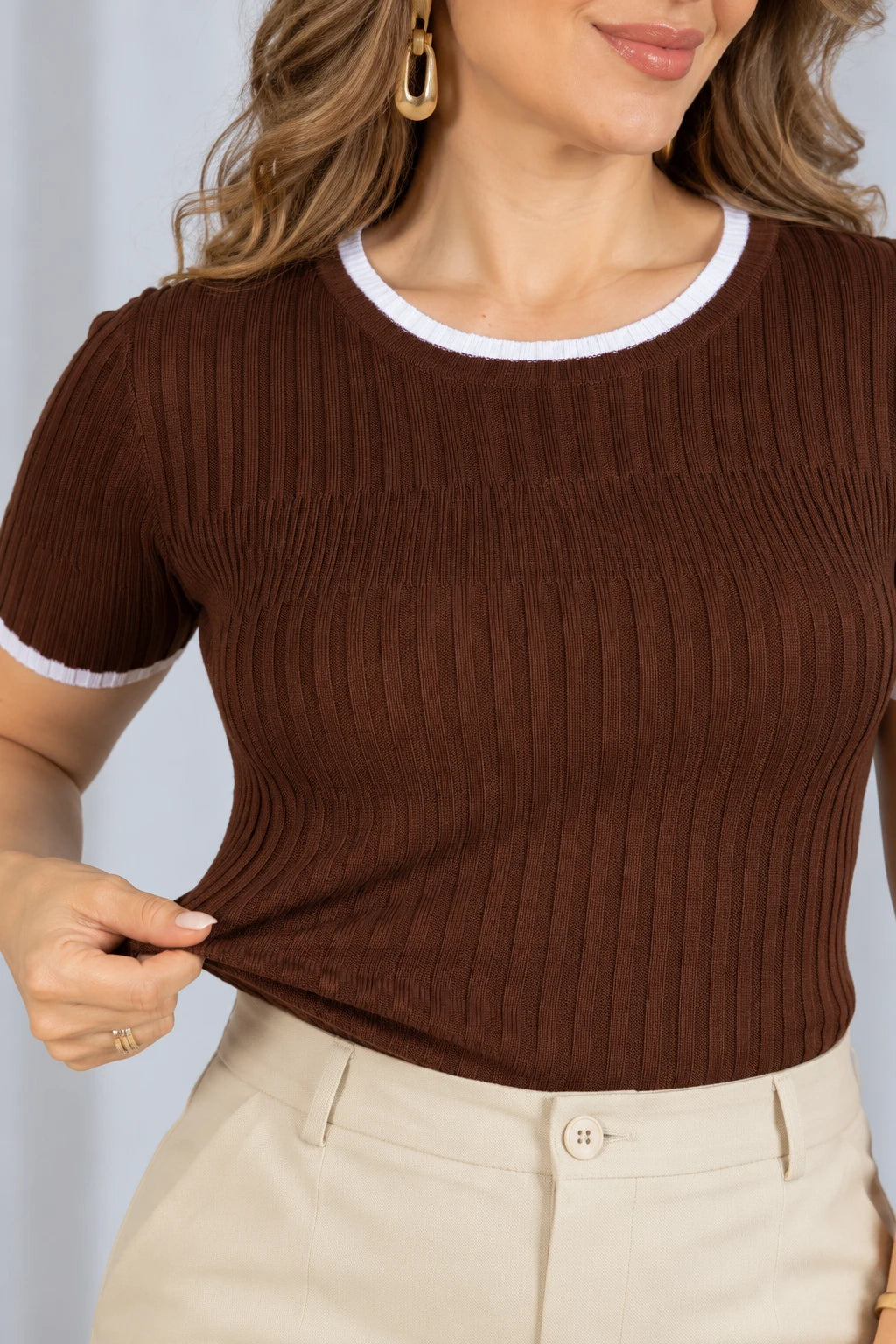 Blusa que Estica Detalhes Contrastantes Alessia Marrom - adicional 3