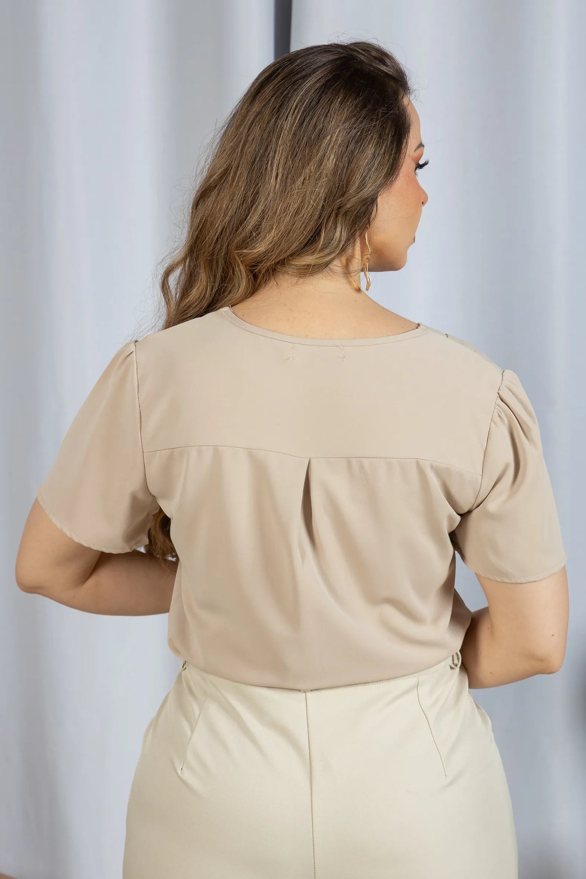 Blusa Em Crepe Classic Detalhe Botão Natani Bege - adicional 10