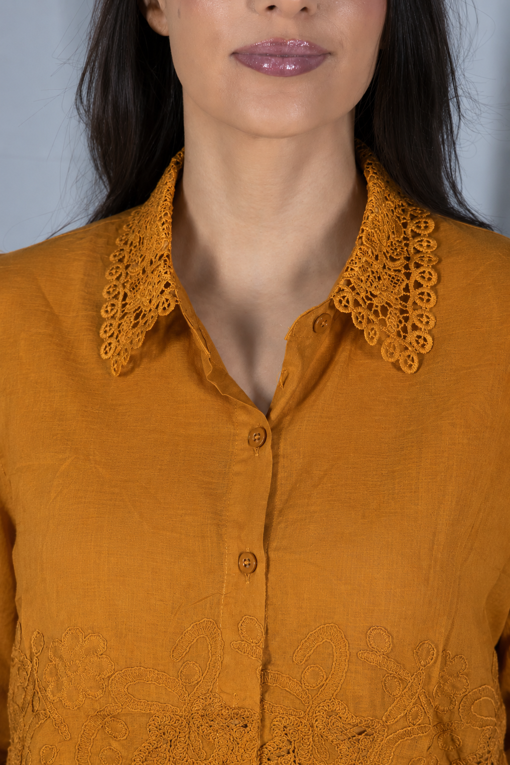 Camisa em Laise com Detalhes em Renda Marina Mostarda