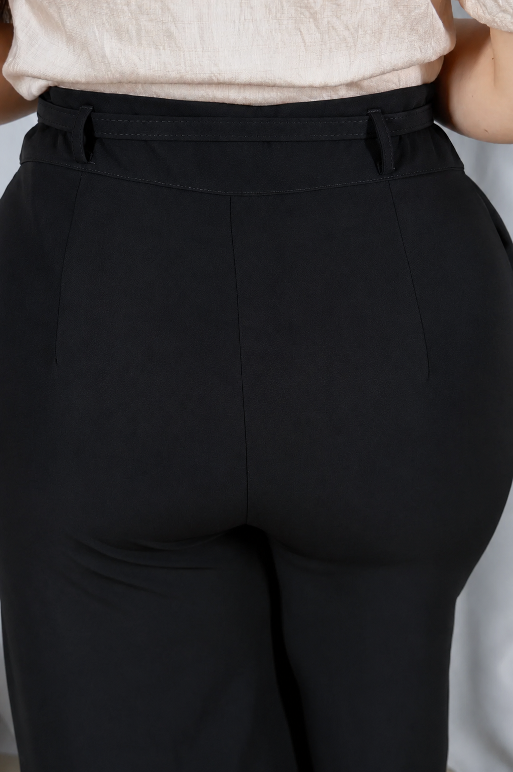 Calça Pantalona que Alonga a Silhueta Luiza Preta