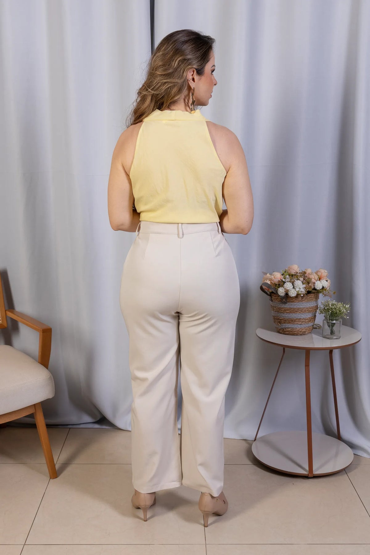 Blusa Regata com Gola Drapeada e Broche Dourado Carlota Amarela