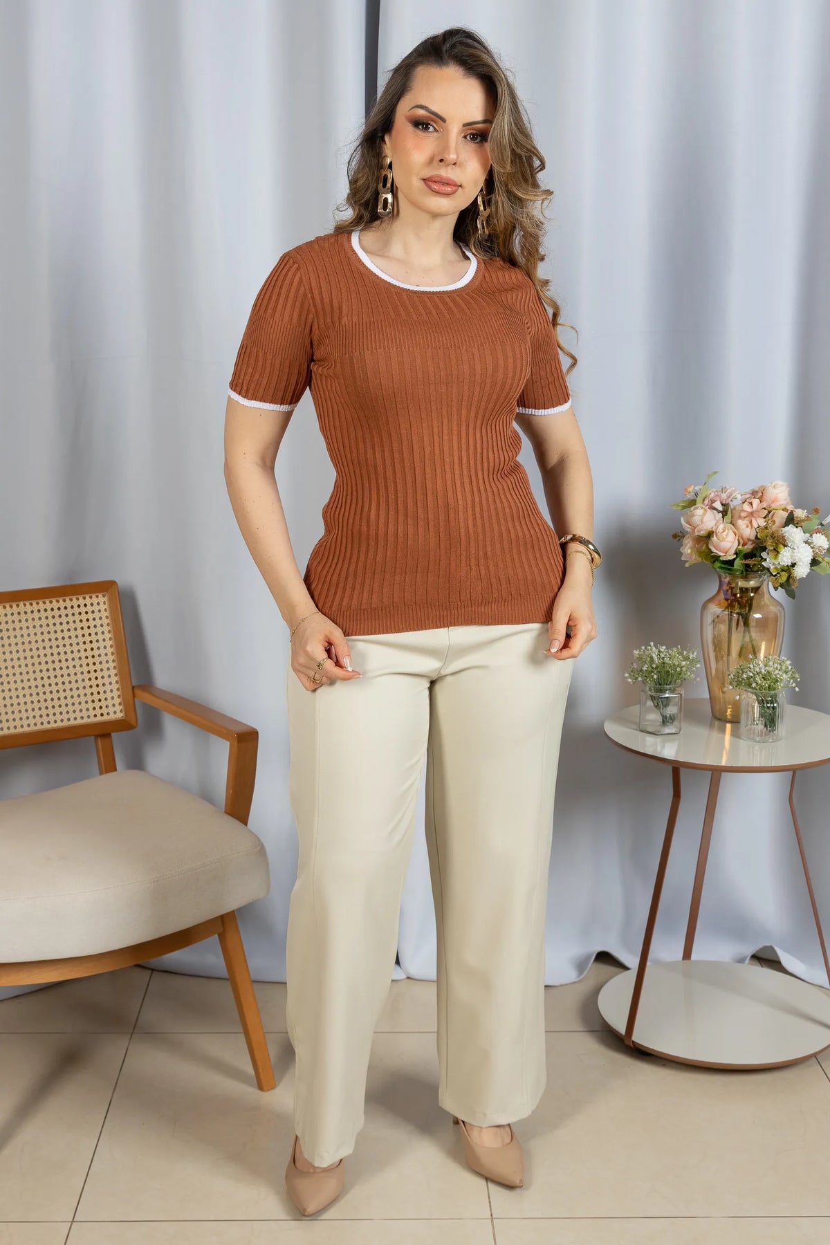 Blusa que Estica Detalhes Contrastantes Alessia Marrom - adicional 5