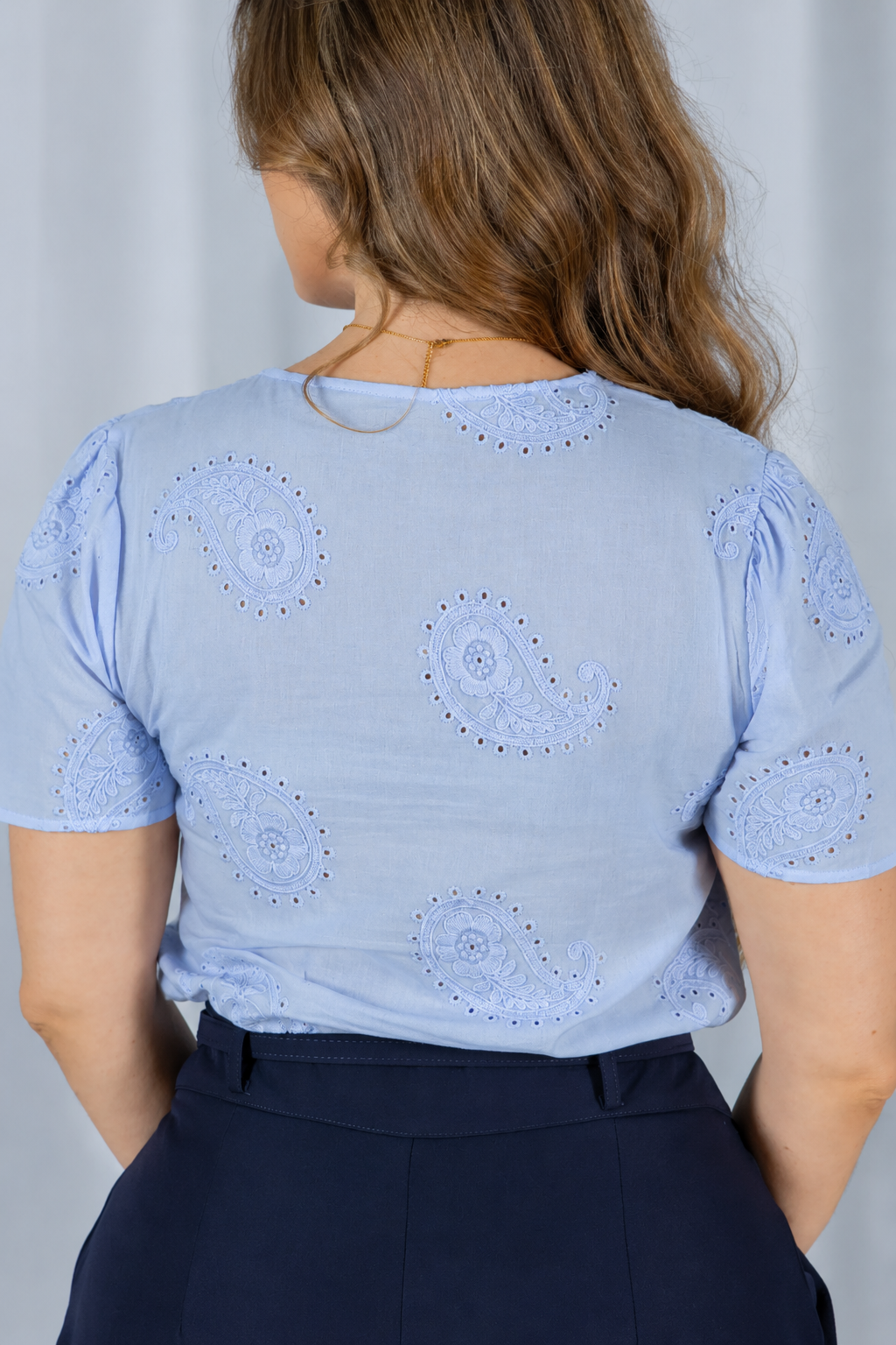 Blusa Laise com Decote V Emanuelle Azul - lateral