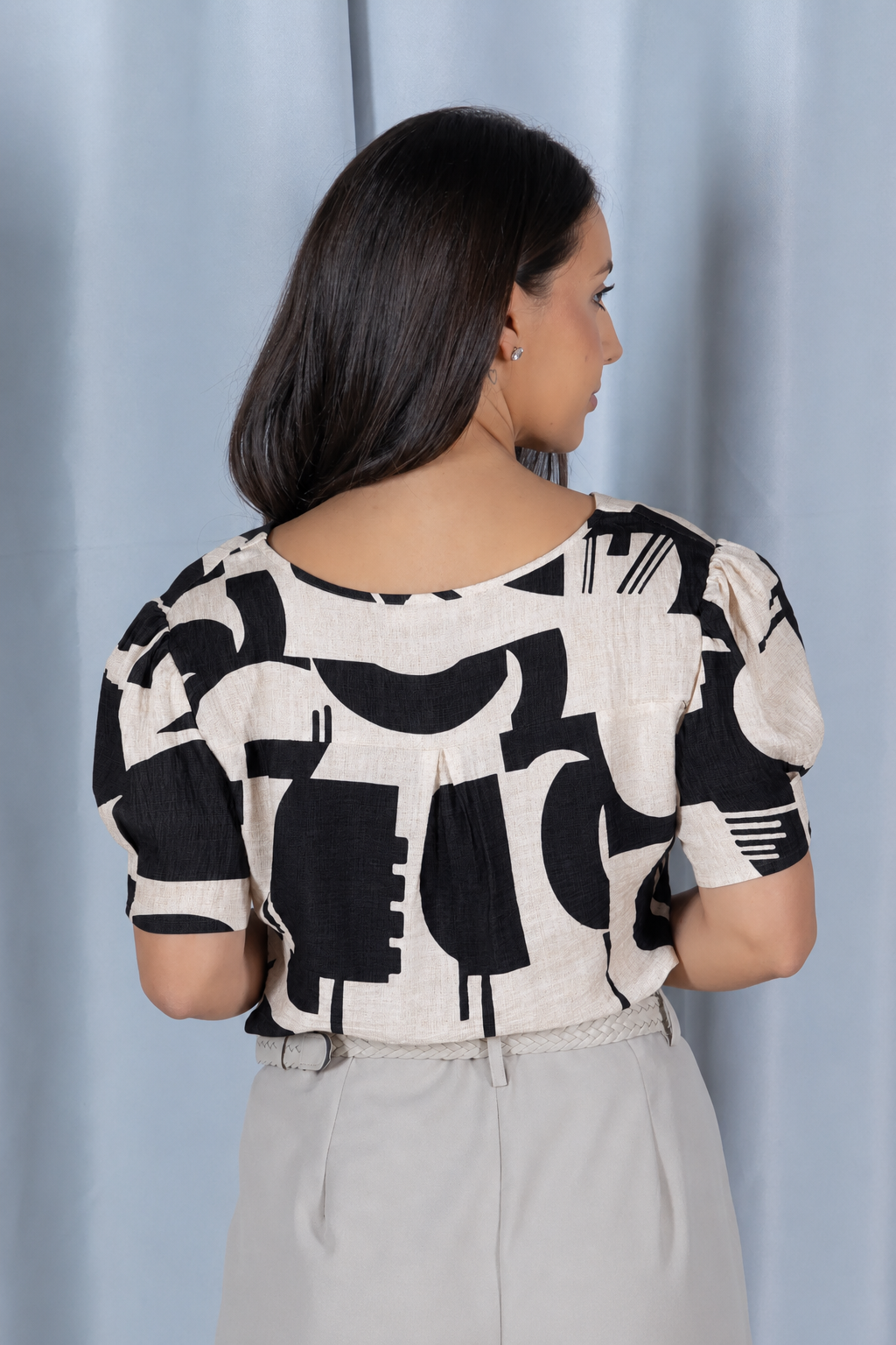 Blusa Estampada Leve com Decote "V" Mônica Preta