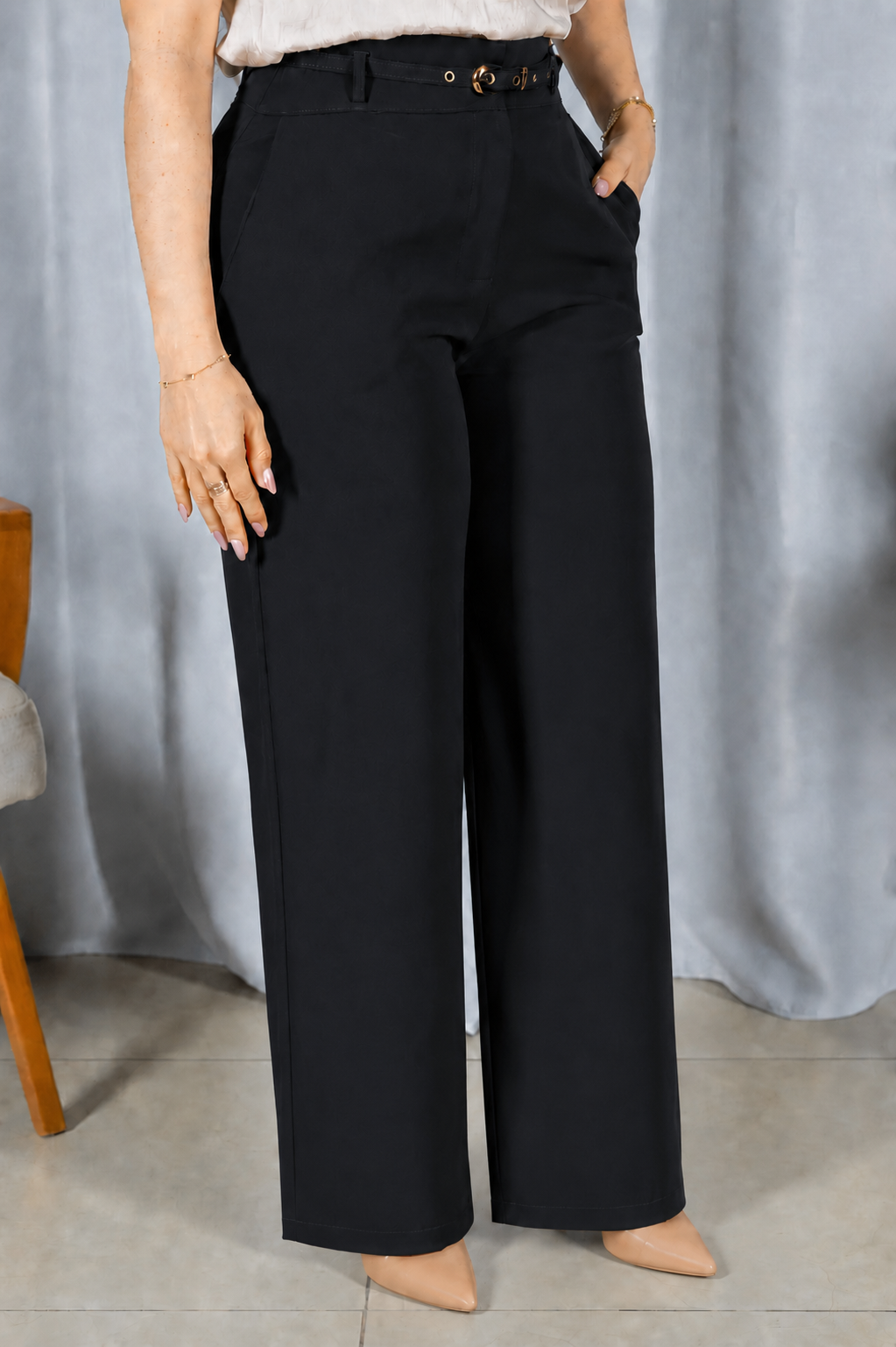 Calça Pantalona que Alonga a Silhueta Luiza Preta