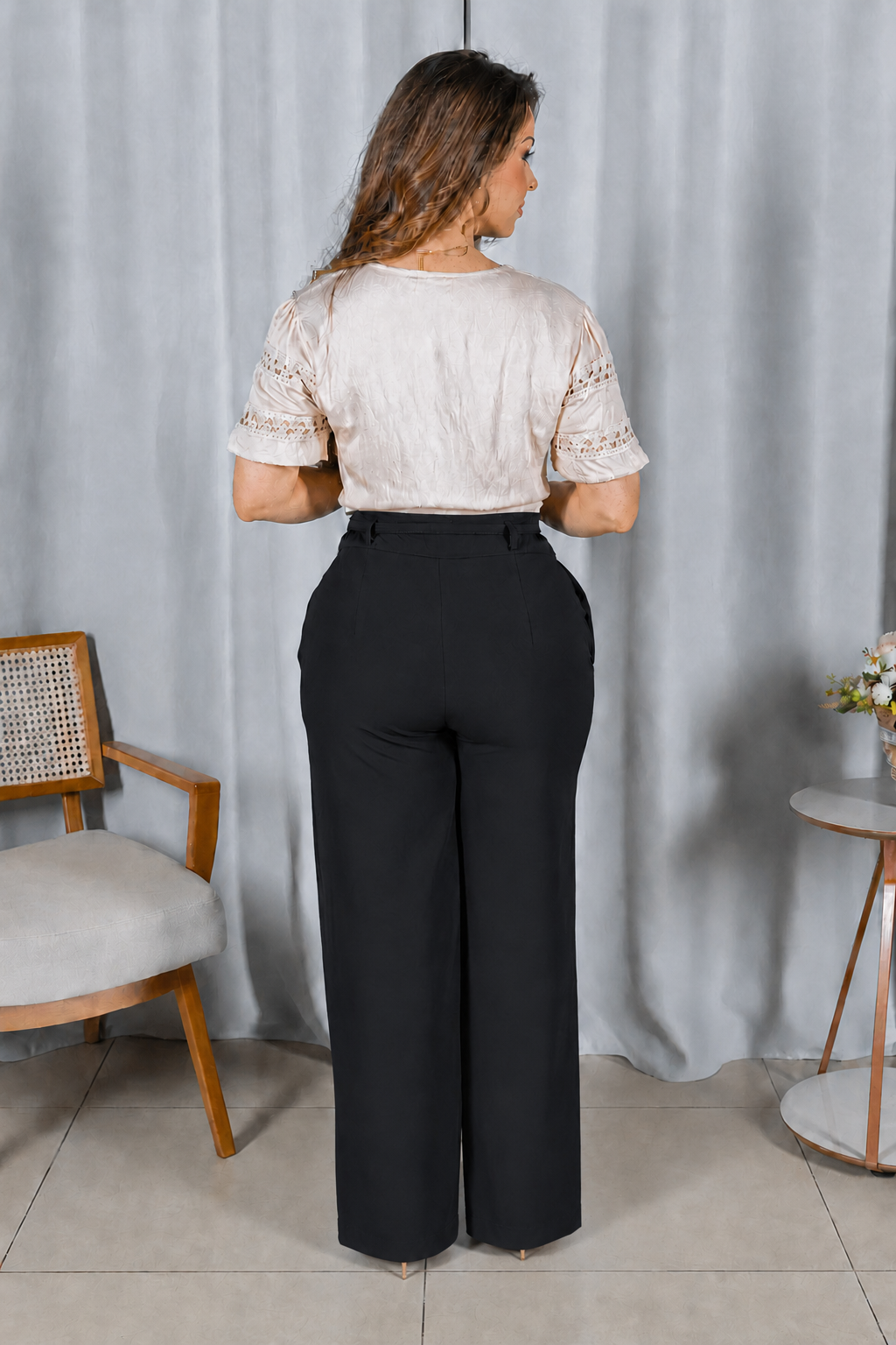 Calça Pantalona que Alonga a Silhueta Luiza Preta