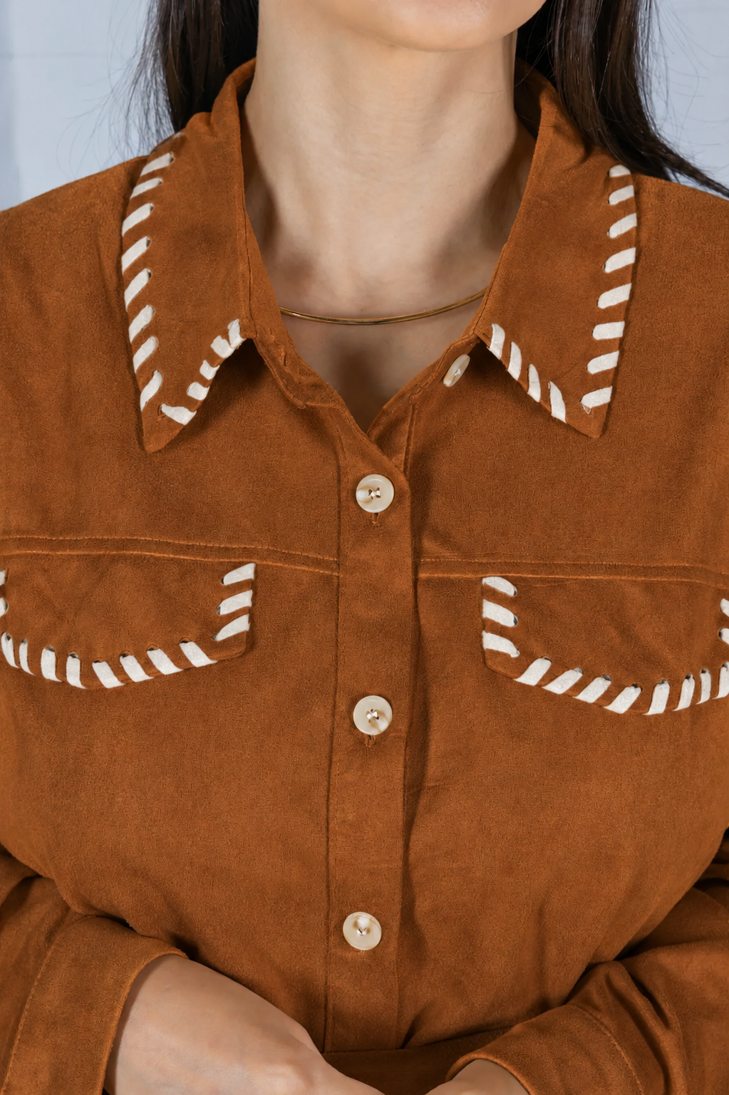 Chemise Suede Pesponto Sofisticado Luna Caramelo - detalhe extra