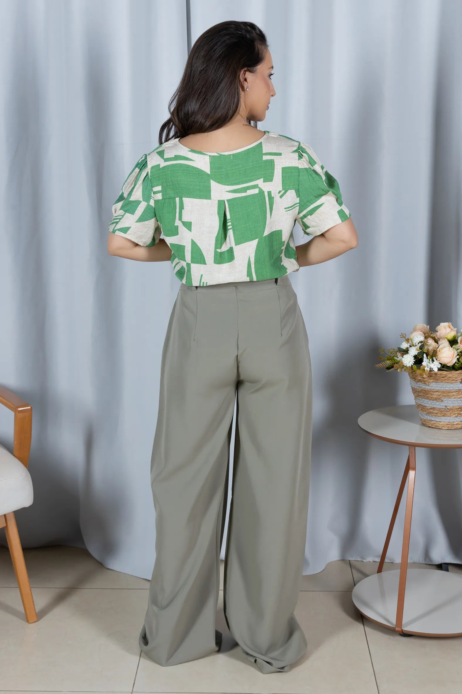 Blusa Estampada Leve com Decote "V" Mônica Verde