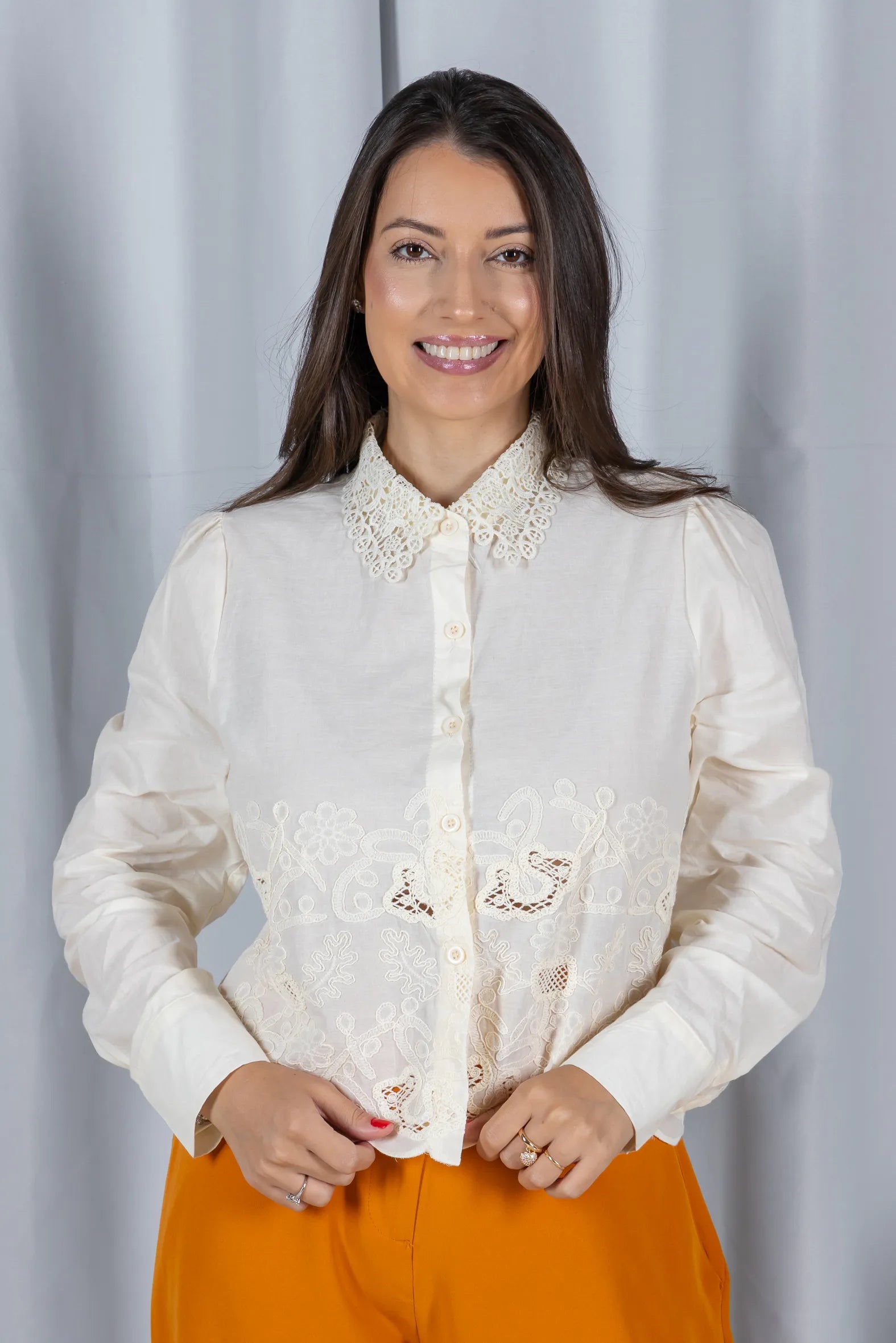 Camisa em Laise com Detalhes em Renda Marina Creme