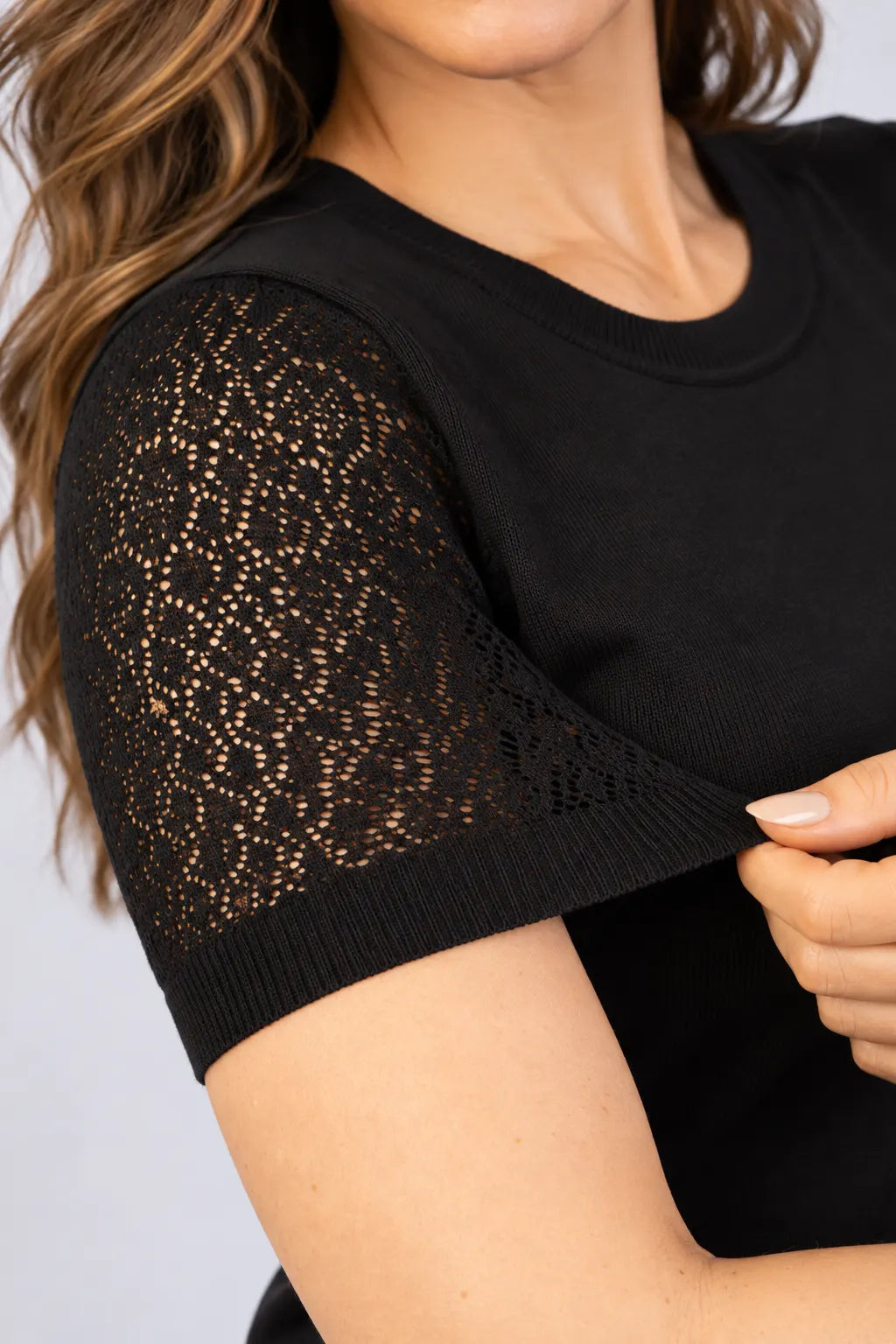 Blusa Manga Curta Modal Renda Efeito Crochê Jordana Preta