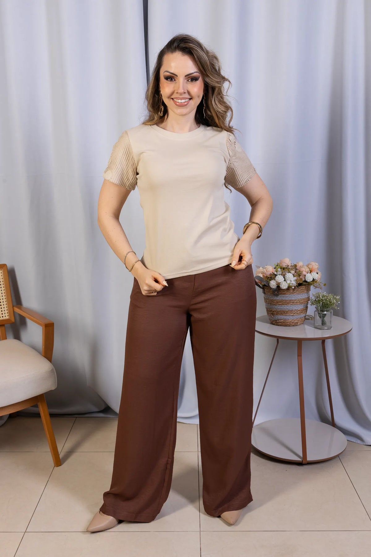 Blusa em Cotton Lycra com Manga Trabalhada em Renda Naiara Bege