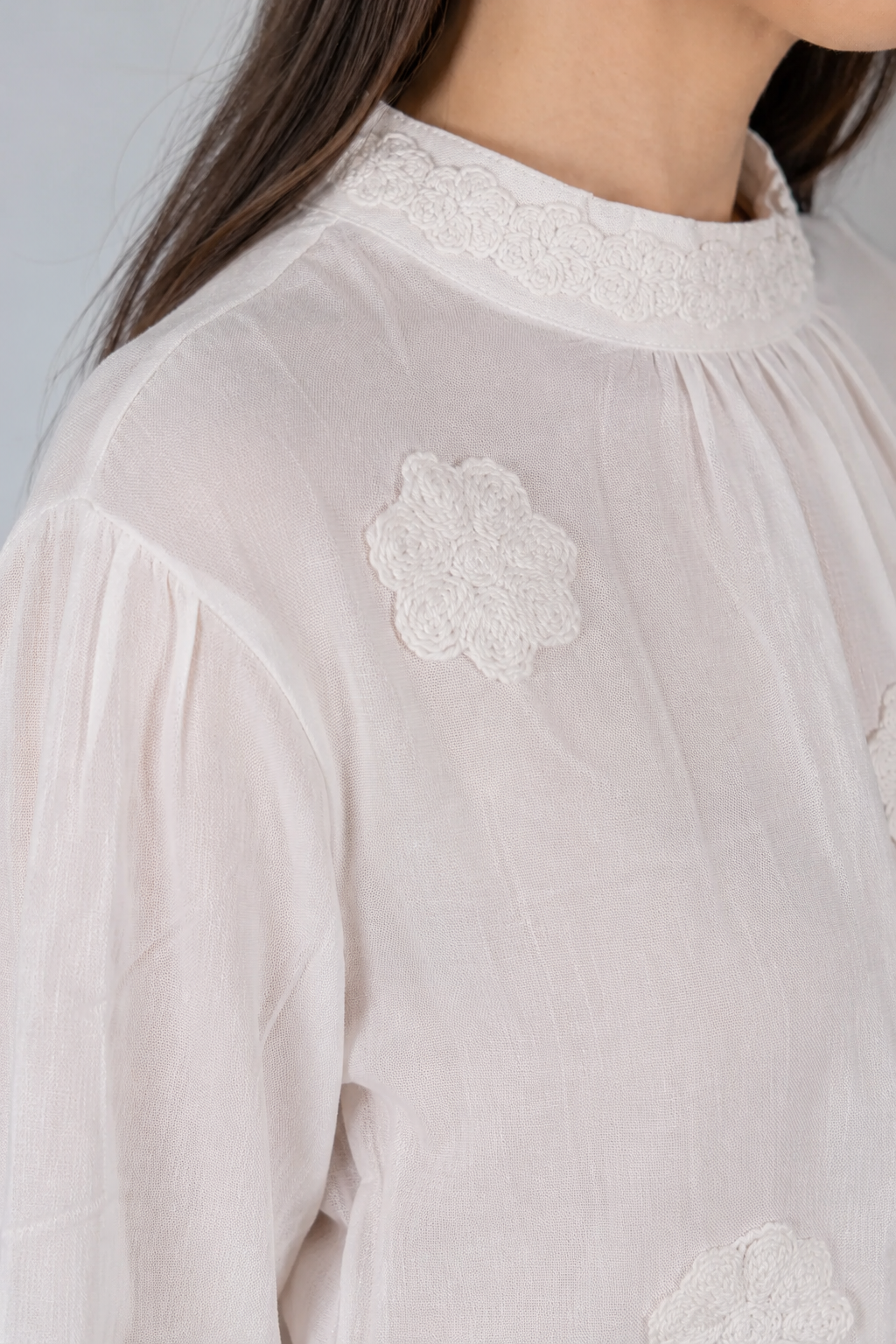 Blusa Manga Longa Visco-Linho com Bordado Floral Sonia Branca